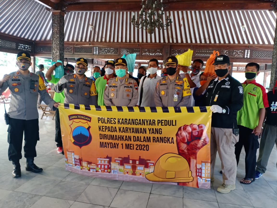 Bakti sosial oleh Polres Karanganyar untuk buruh yang terdampak covid19 saat peringatan Hari Buruh.
