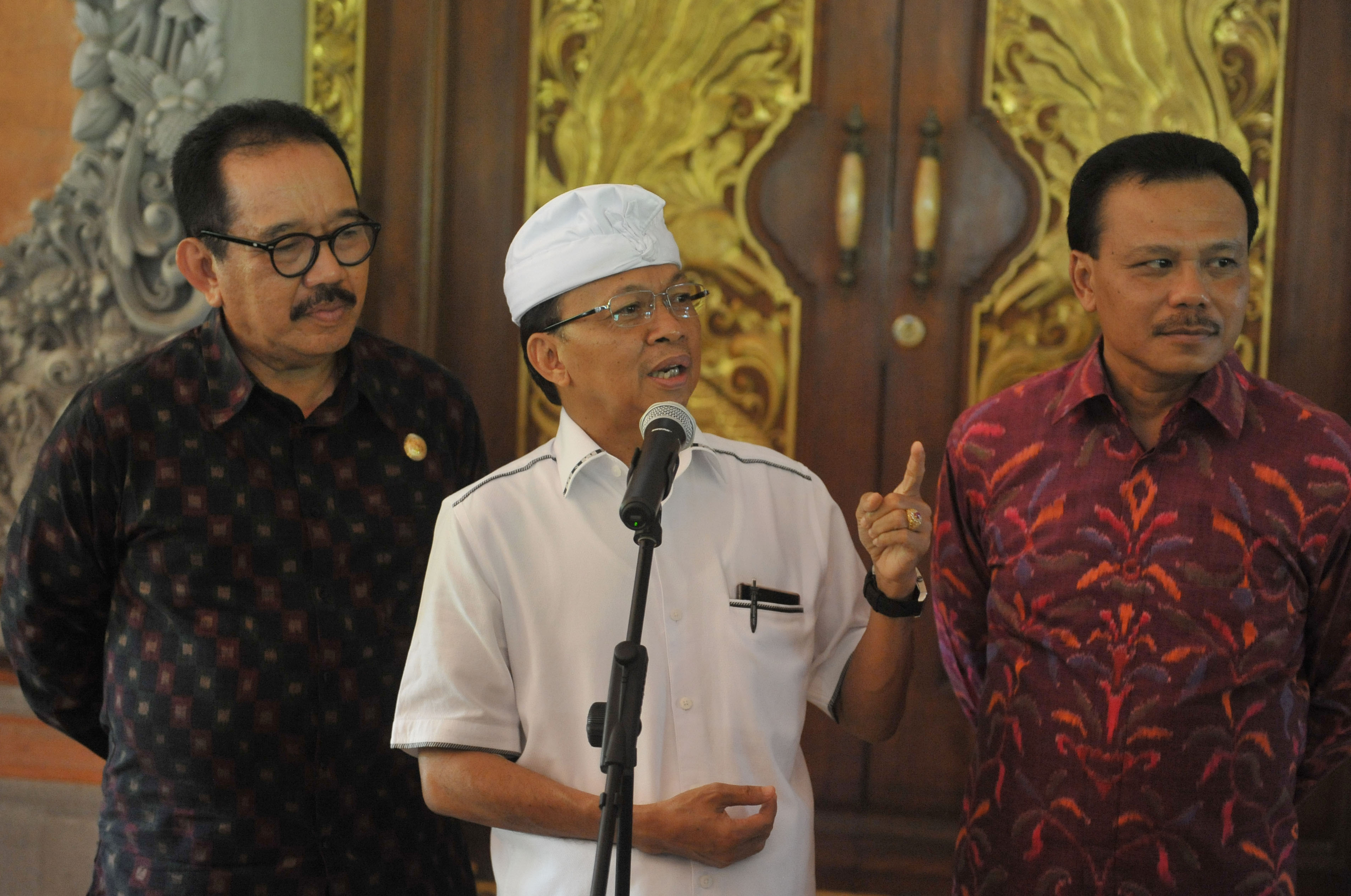 Gubernur Bali Wayan Koster (tengah) didampingi Wagub Bali Tjokorda Oka Artha Ardana Sukawati (kiri) dan Sekretaris Daerah Provinsi Bali Dewa