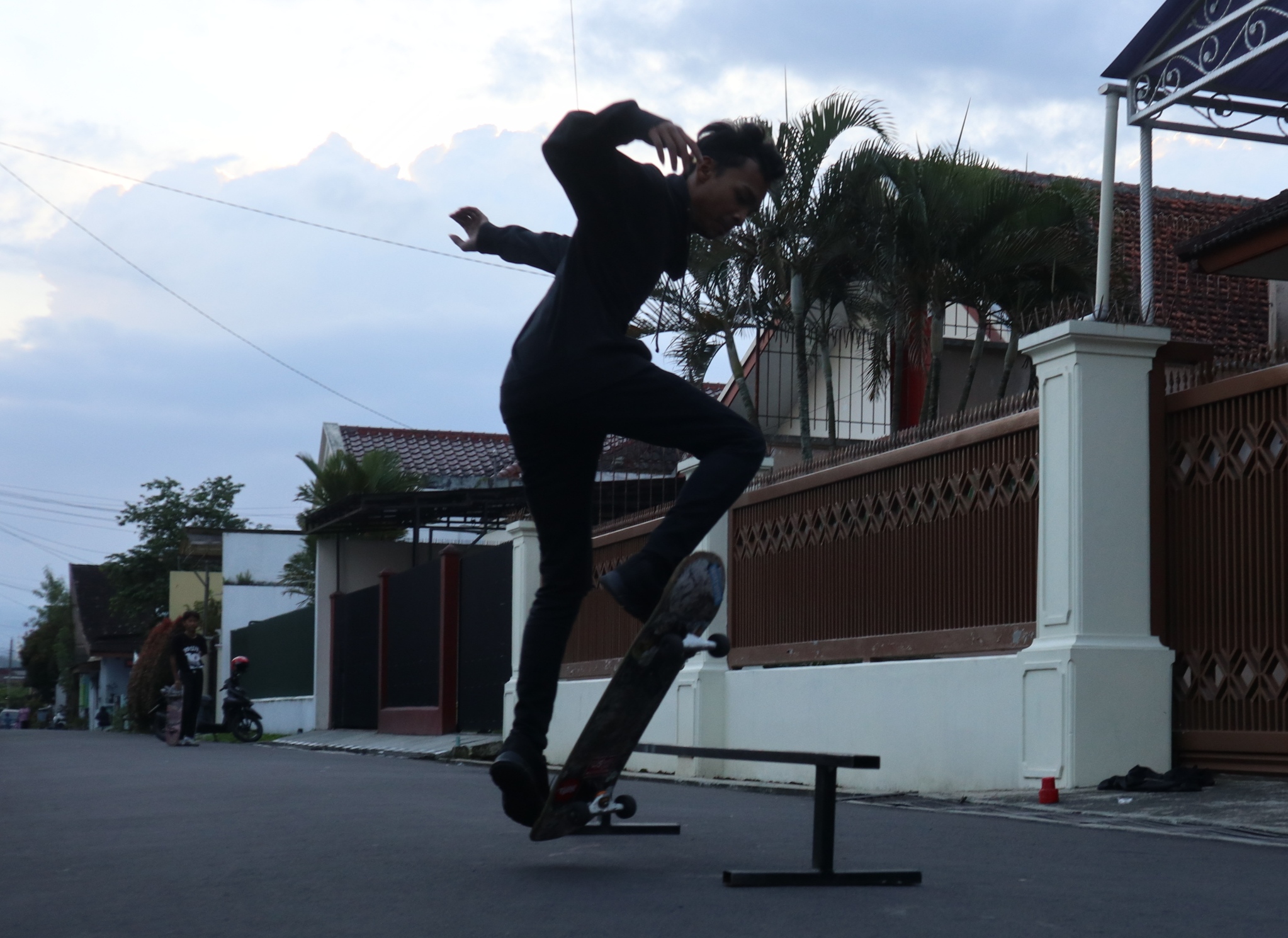 Sekelompok remaja yang tergabung dalam Panili Street Crew (PSC) mengisi kegiatan menunggu buka puasa dengan bermain skateboard, kemarin.