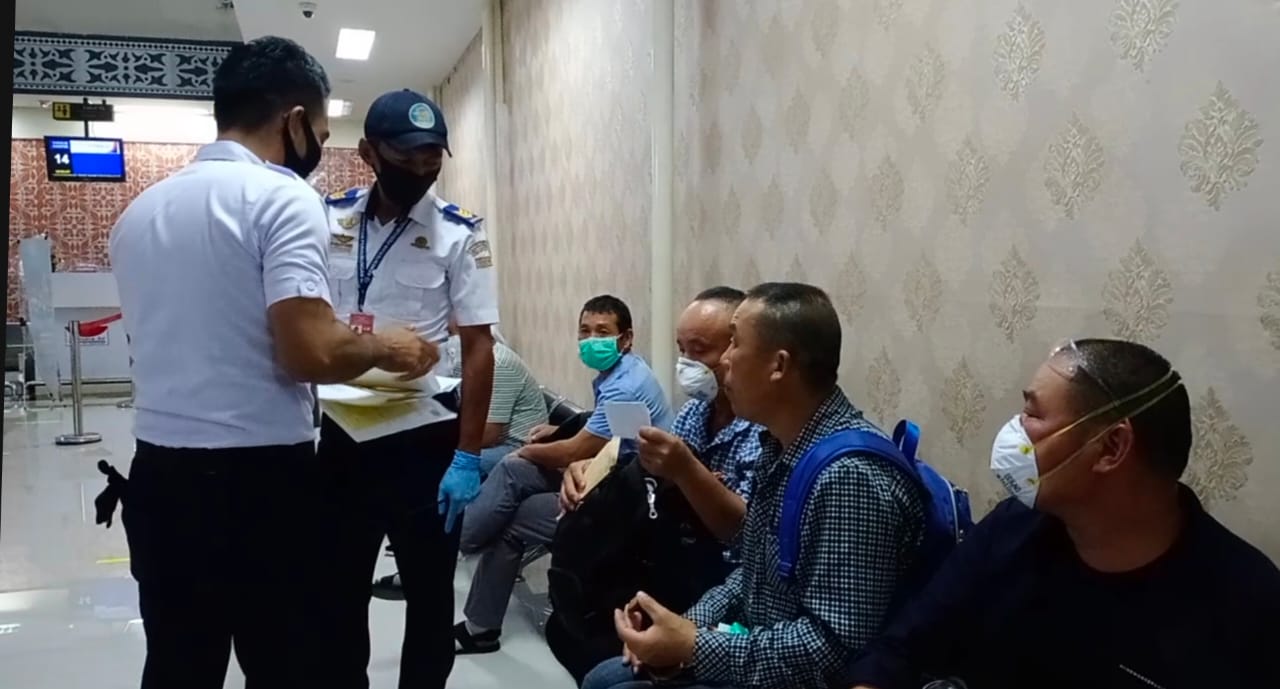 Petugas Bandara Sultan Baabullah Ternate memeriksa dokumen kesehatan 39 tenaga kerja asal Tiongkok yang hendak terbang ke Manado.