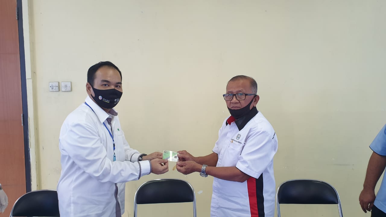 BPJAMSOSTEK Jakarta Cilincing menyerahkan kartu peserta secara simbolis karyawan Koperasi Sejahtera TKBM Tanjung Priok.