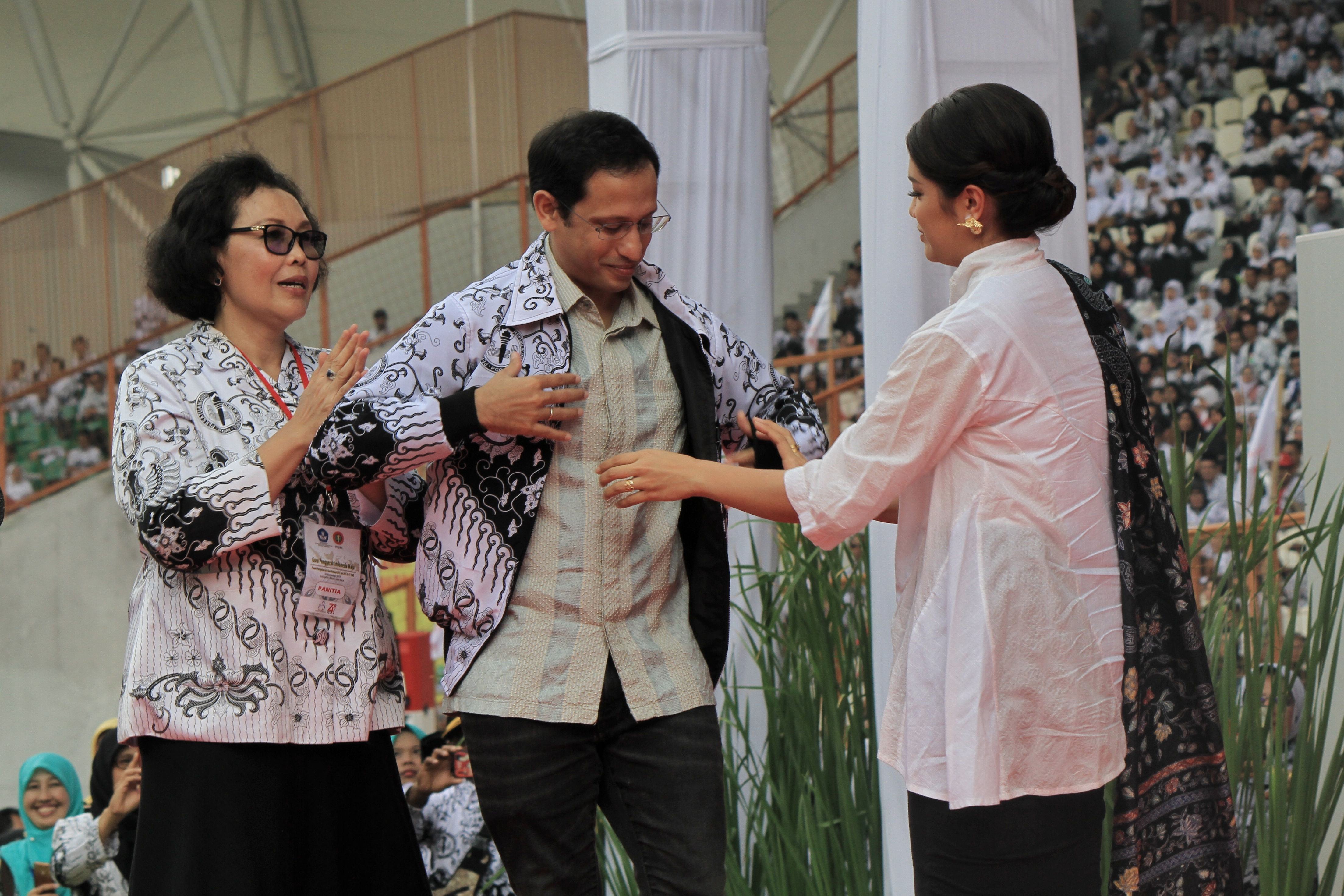 Mendikbud Nadiem Makarim (tengah) didampingi istri Franka Franklin (kanan) dan Ketua Umum PB PGRI  Unifah Rosyidi (kiri)