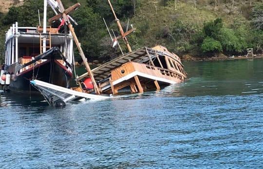  Dampak Covid19, ABK tinggalkan kapal tenggelam saat berlabuh di perairan dermaga Labuan Bajo, Kabupaten Manggarai Barat, NTT.