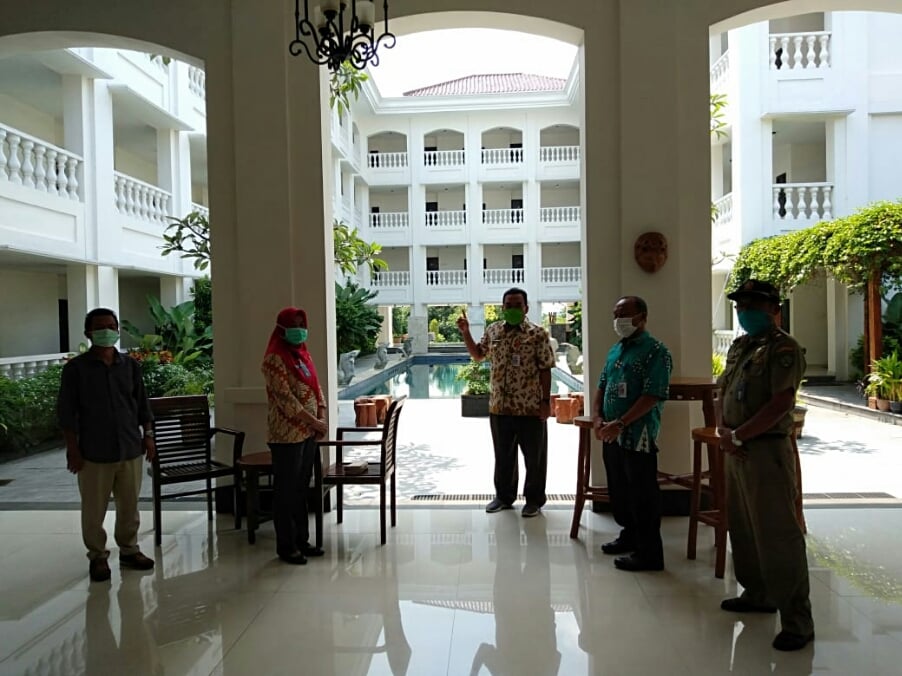 Pemkab Pati menggunakan hotel milik Wakil Bupati Pati, Saiful Arifin untuk isolasi warga pendatang dari zona merah. 