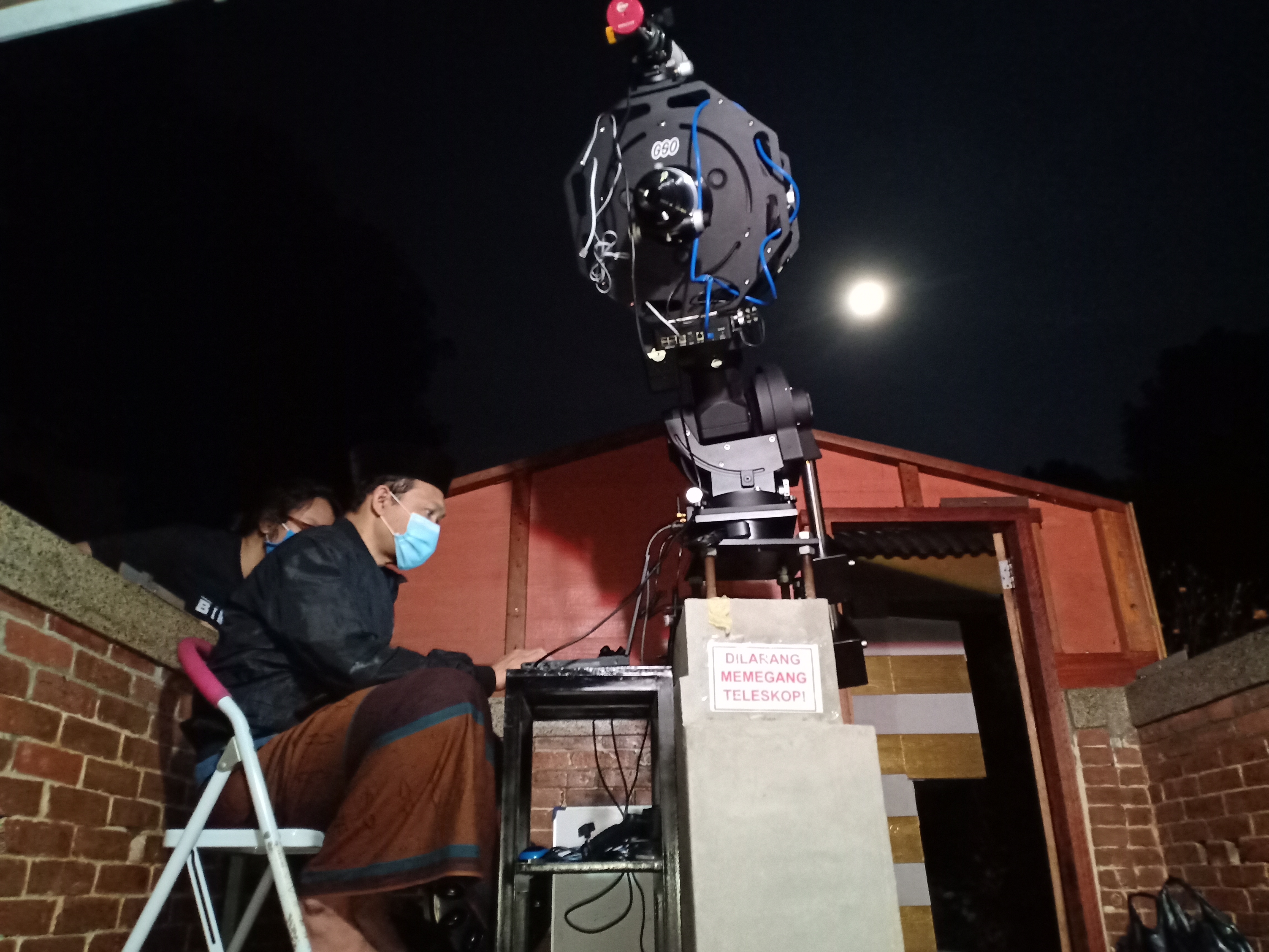 Peneliti Astronomi Imah Noong, Hendro Setyanto mengamati supermoon yang tersambung melalui perangkat laptop, Kamis (7/5/2020).