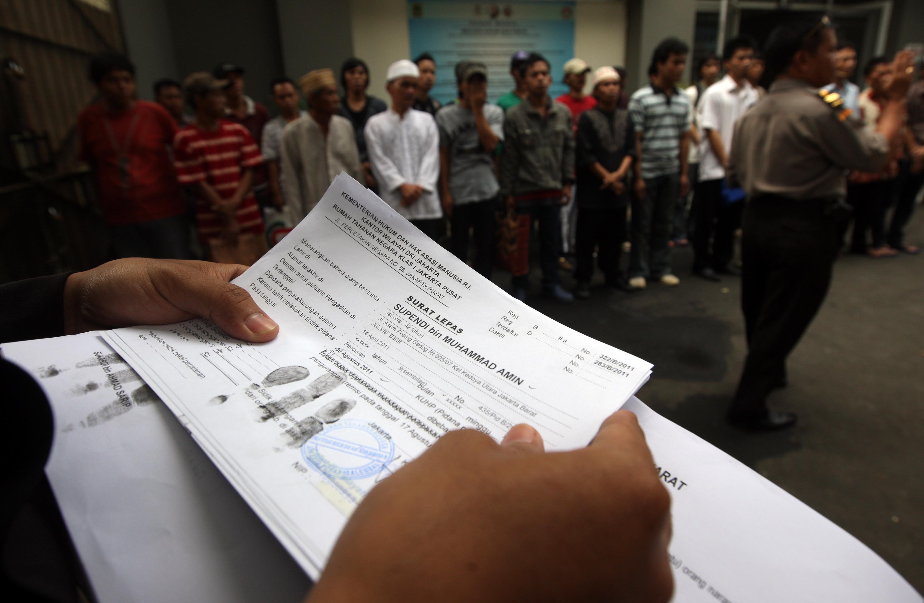 Petugas mendata warga binaan yang mendapatkan remisi Idul Fitri 1432 H di Rumah Tahanan Salemba, Jakarta.