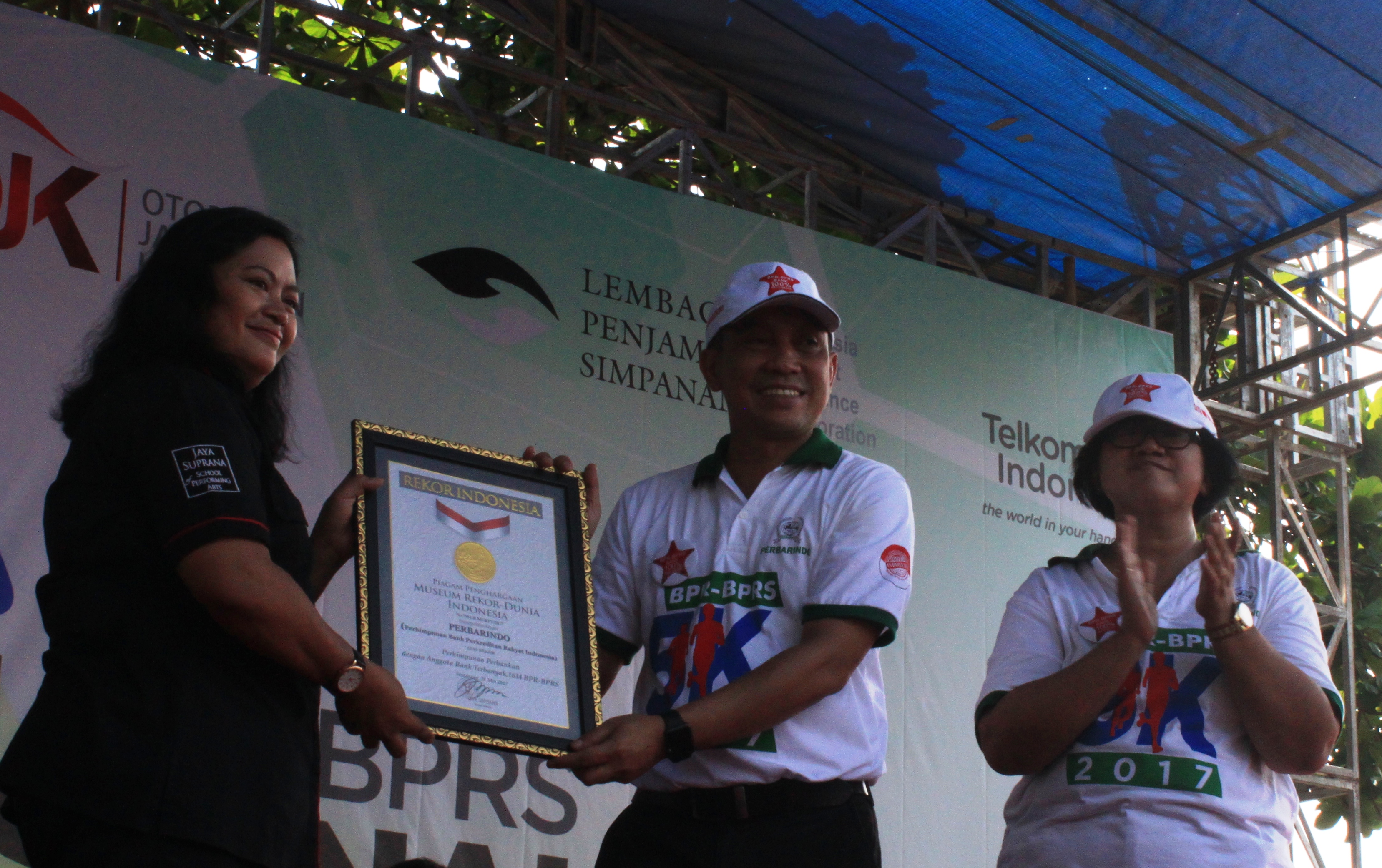 Momen Perbarindo menerima rekor MURI sebagai anggota bank terbanyak pada 2017 silam