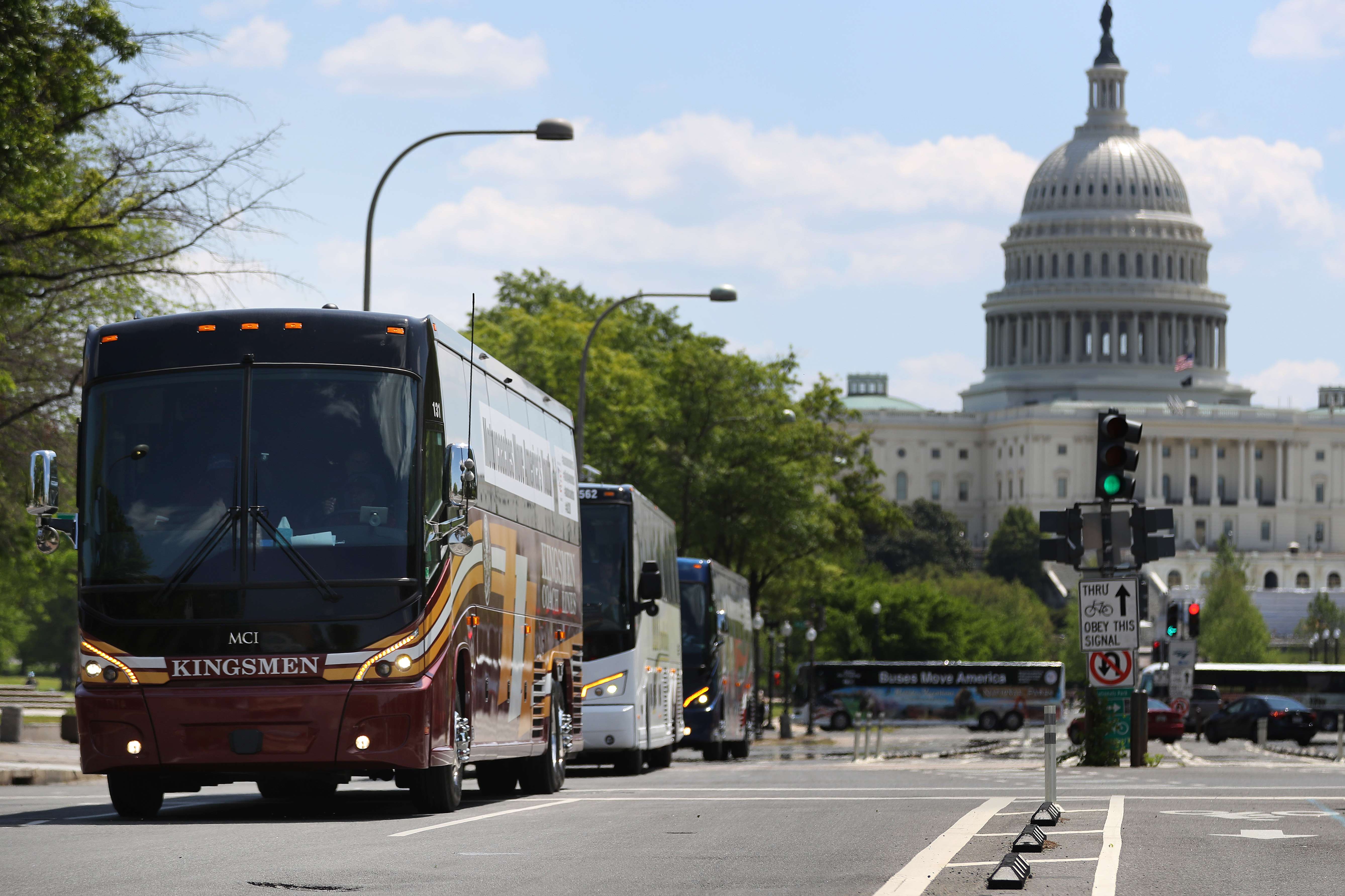 Motorcoaches yang mewakili perusahaan di AS melewati Gedung Capitol saat berkeliling memprotes dampak ekonomi akibat korona (13/5)