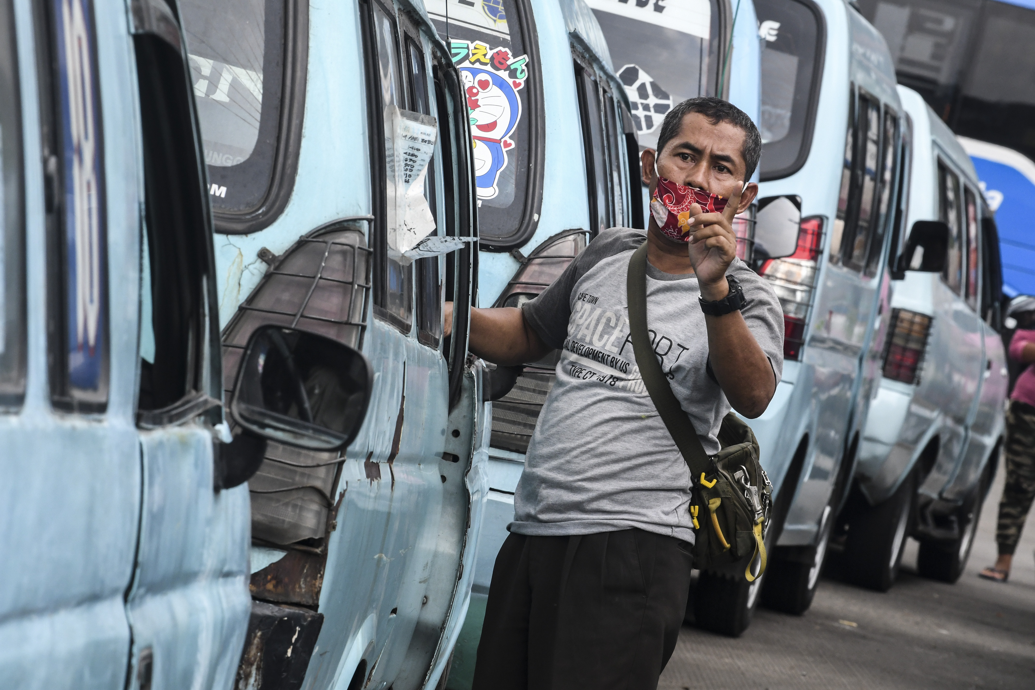 Pengemudi angkutan umum menunggu penumpang di Terminal Kampung Melayu, Jakarta, Rabu (15/4/2020). 