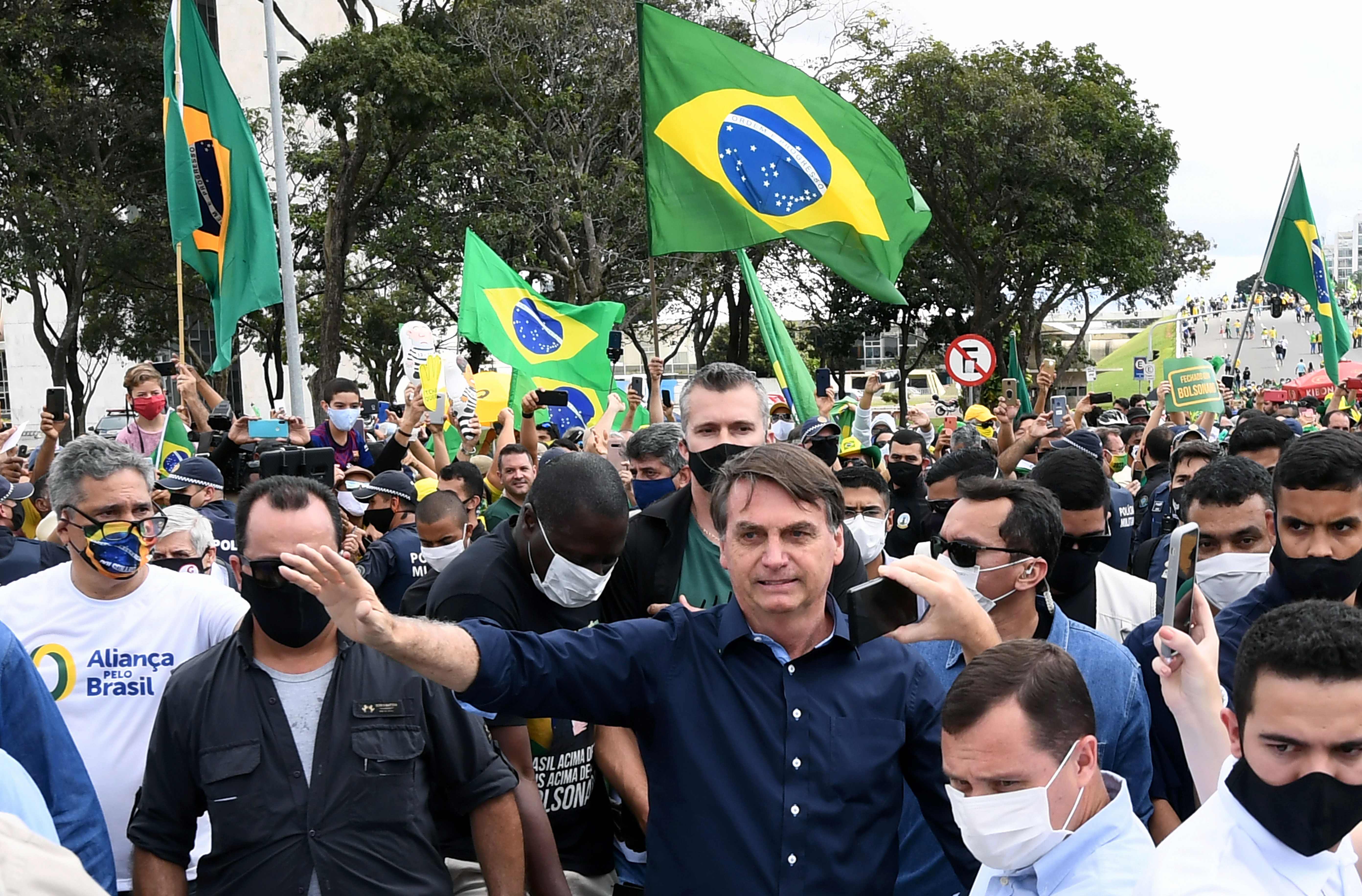 Presiden Brasil Jair Bolsonaro berada di tengah para pendukungnya, Minggu (24/5).