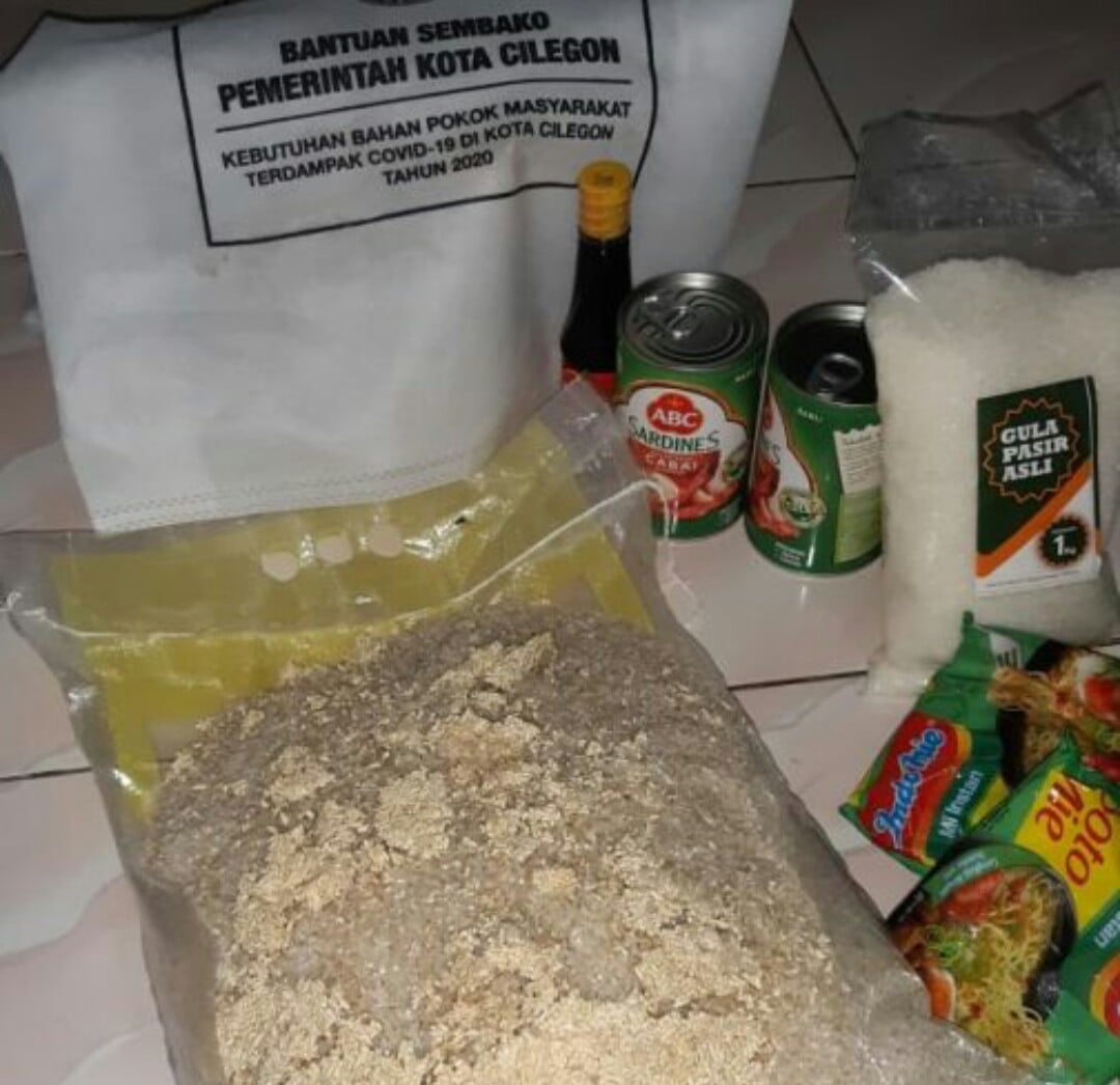Bantuan sembako untuk warga terdampak covid-19 di Kota Cilegon. Beras yang dibagikan tidak layak dikonsumsi.