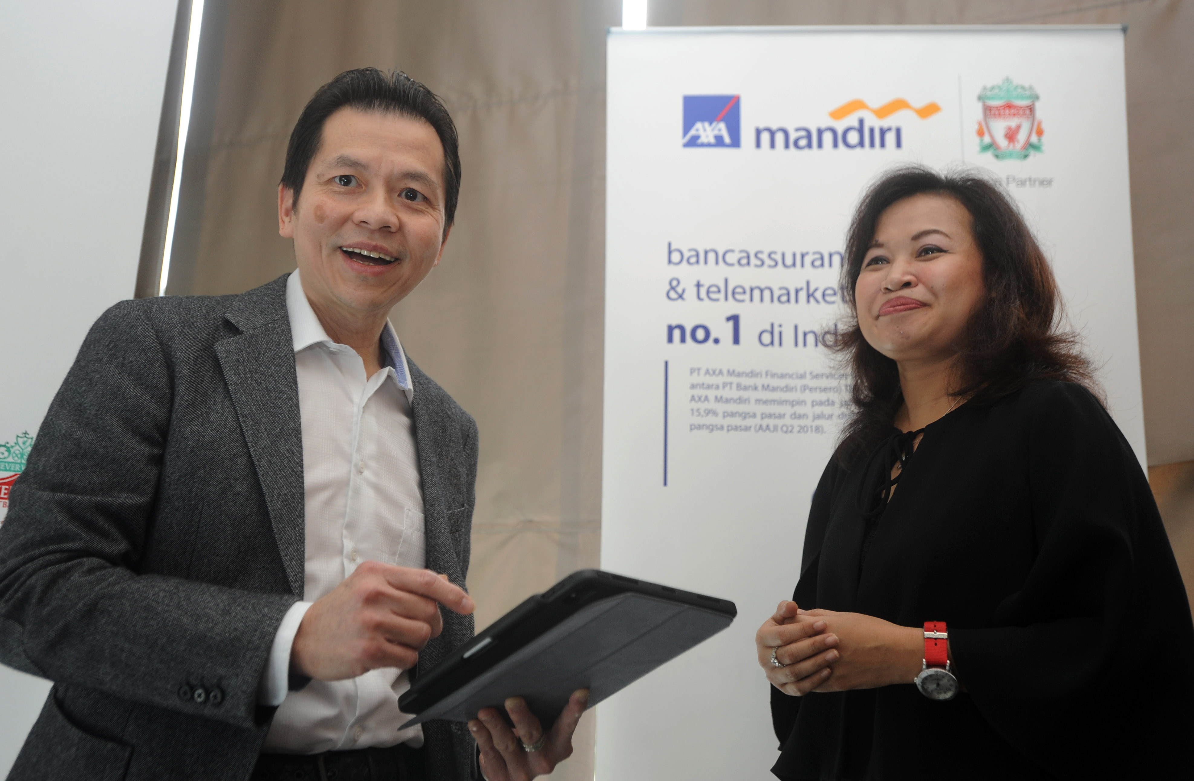 Presiden Direktur PT AXA Mandiri Financial Services (AXA Mandiri) Handojo G. Kusuma (kiri)