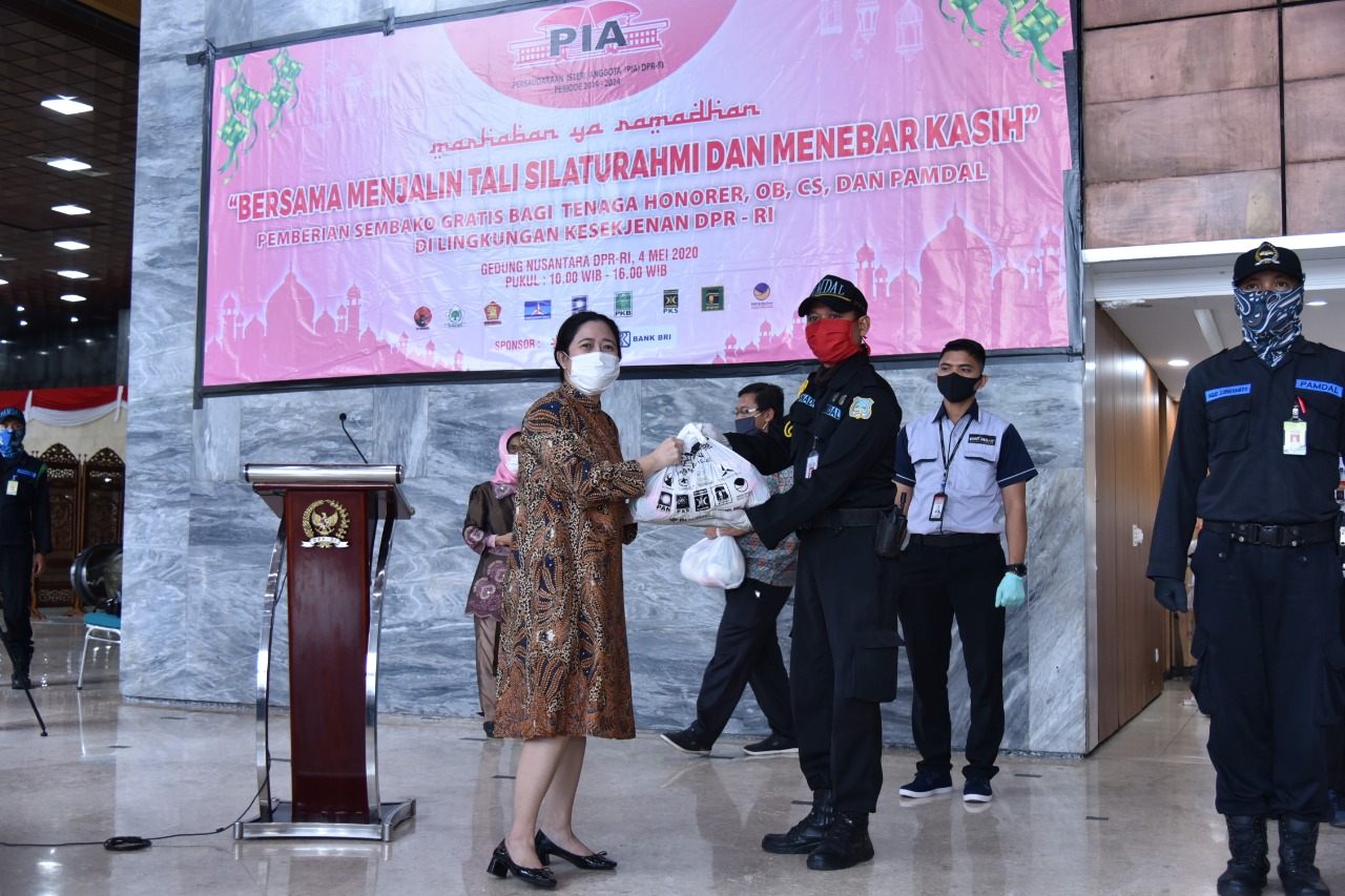 Ketua DPR RI Puan Maharani memberi bantuan paket sembako.