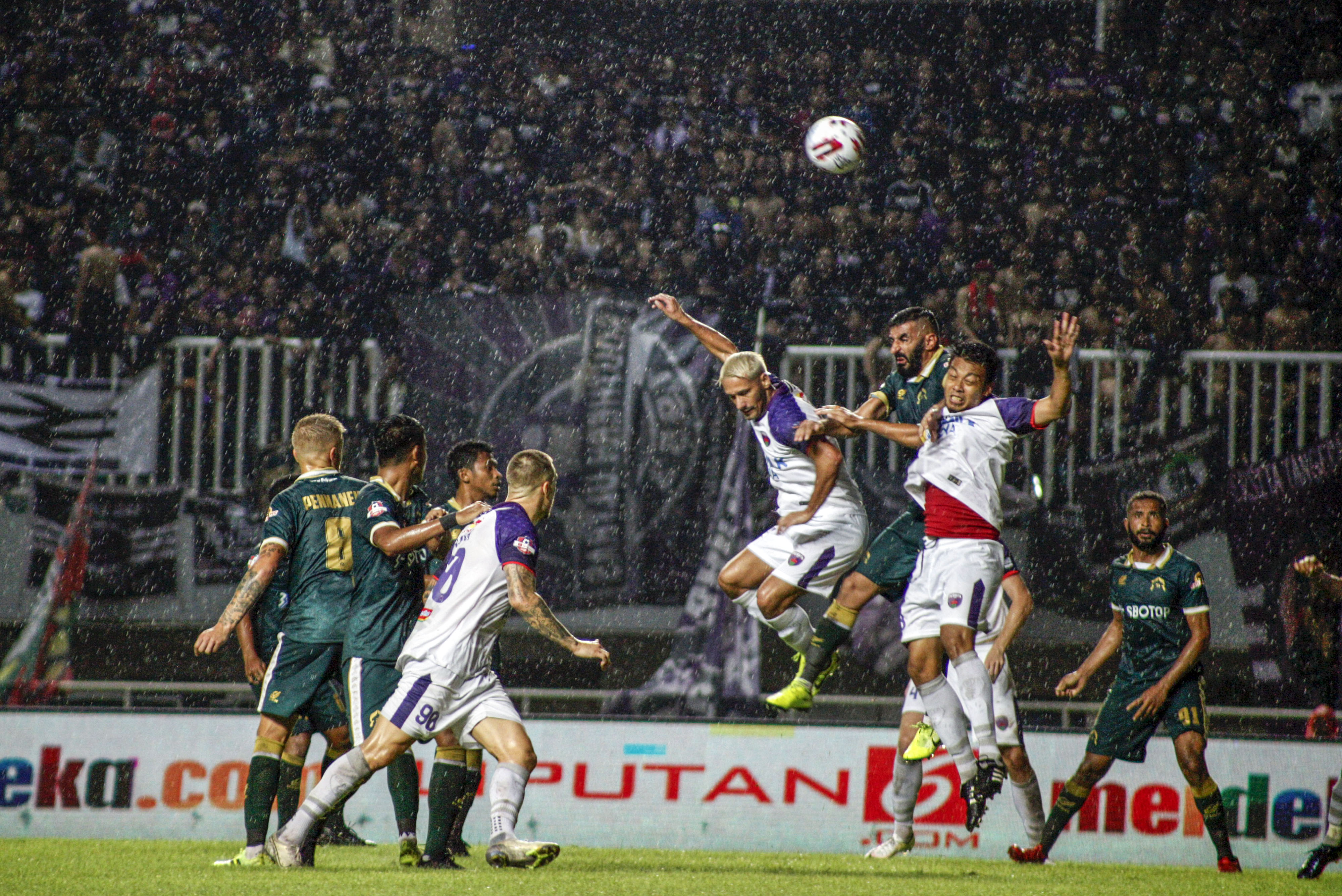 Laga Liga 1 antara Persikabo 1973 dan Persita Tangerang.