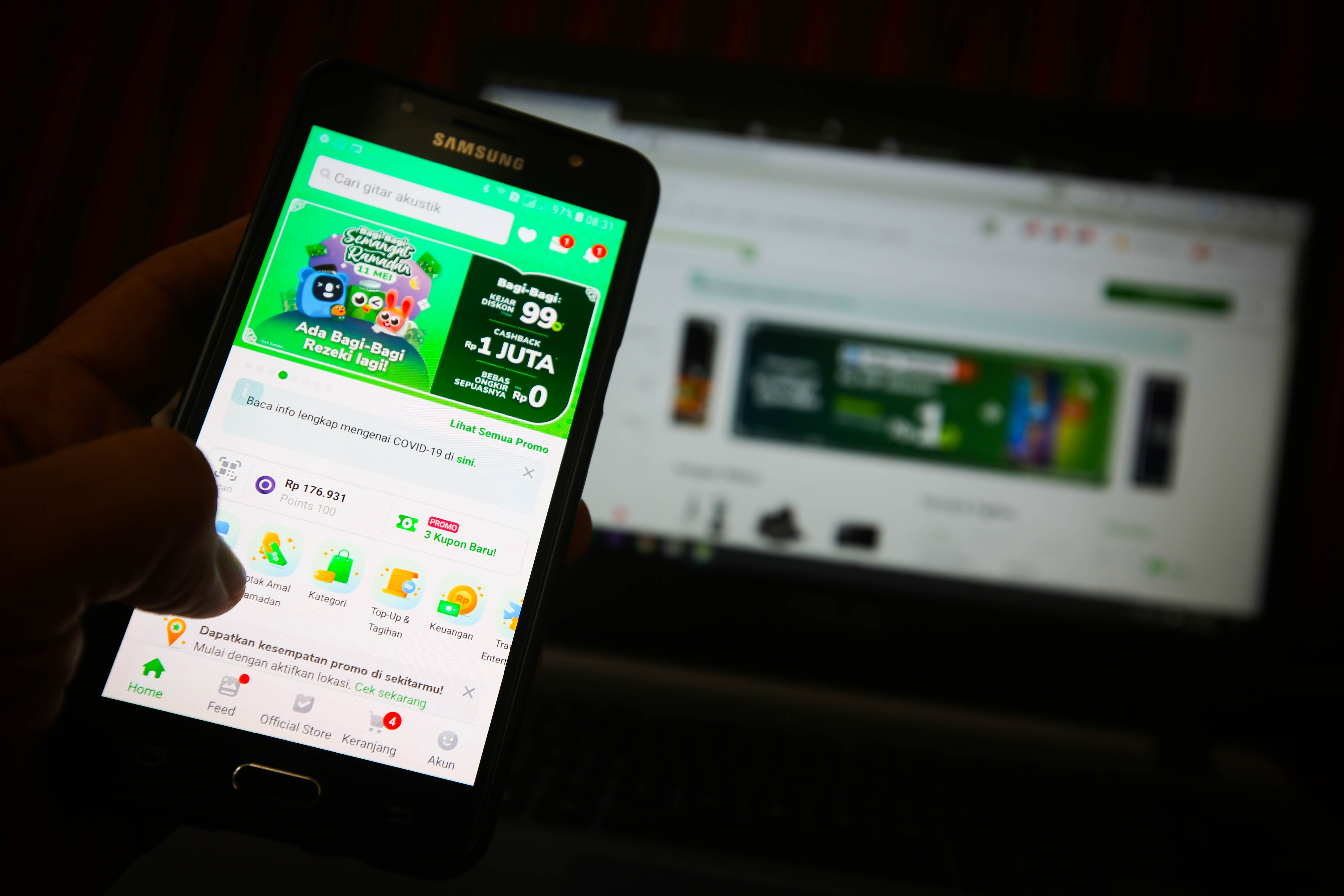 Pengguna Tokopedia bertransaksi melalui gawai di Jakarta.
