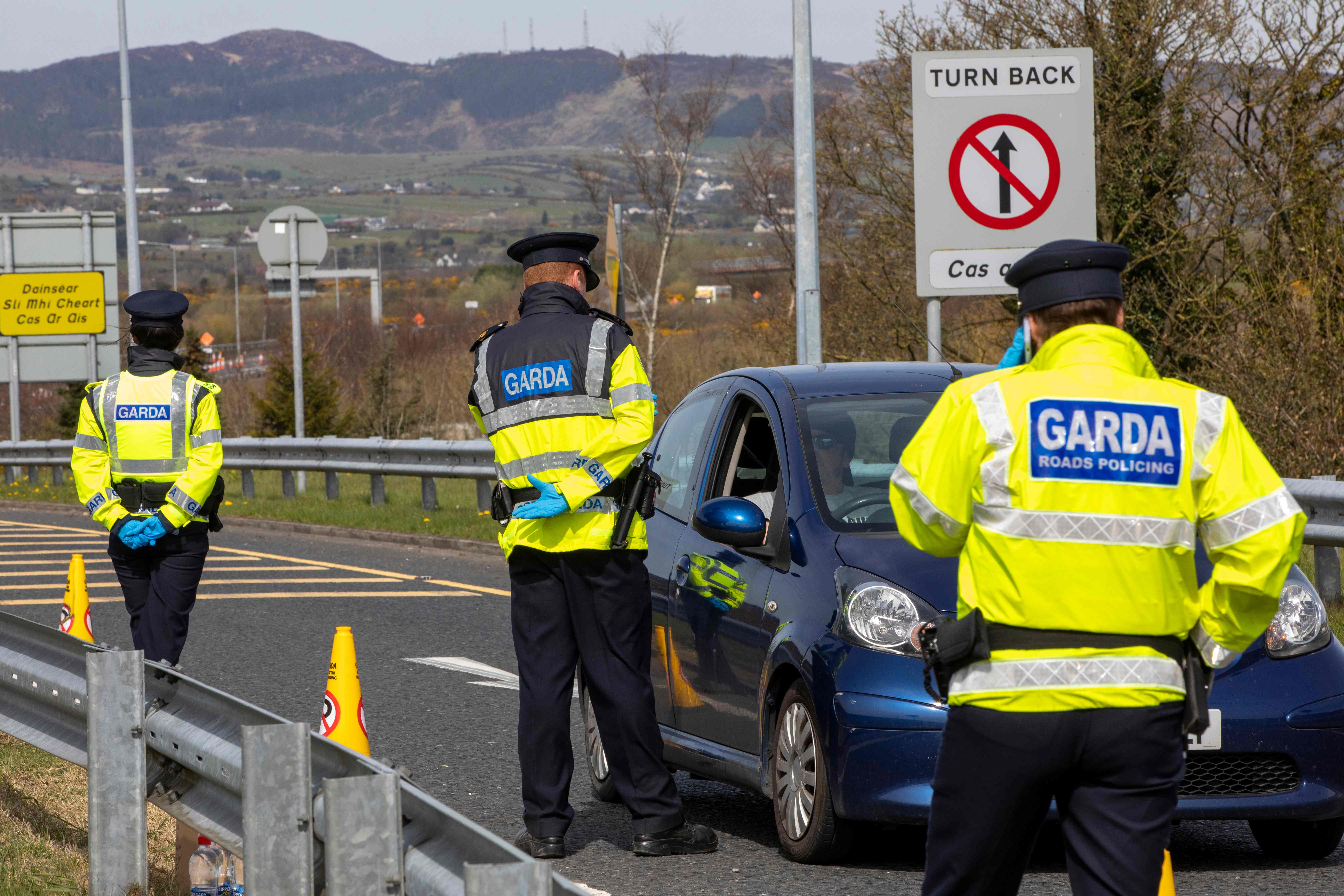 Polisi Irlandia menyetop dan mengecek kendaraan di daerah perbatasan Carrkcarnon, County Louth.