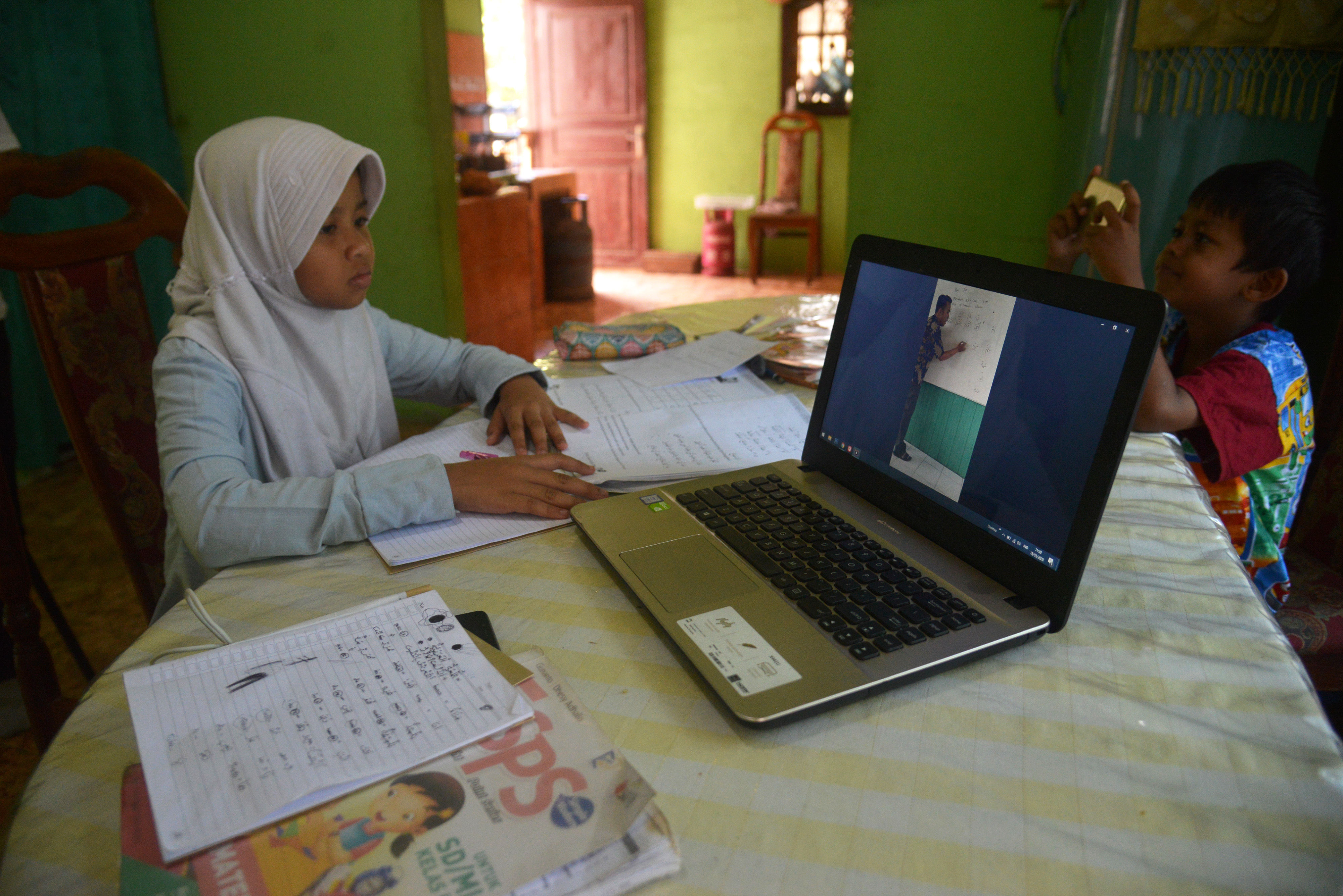 Murid Sekolah Madrasah Ibtidaiyah Negeri mengerjakan tugas sekolah secara online di Desa Doy, Kecamatan Ulee Kareng, Banda Aceh.