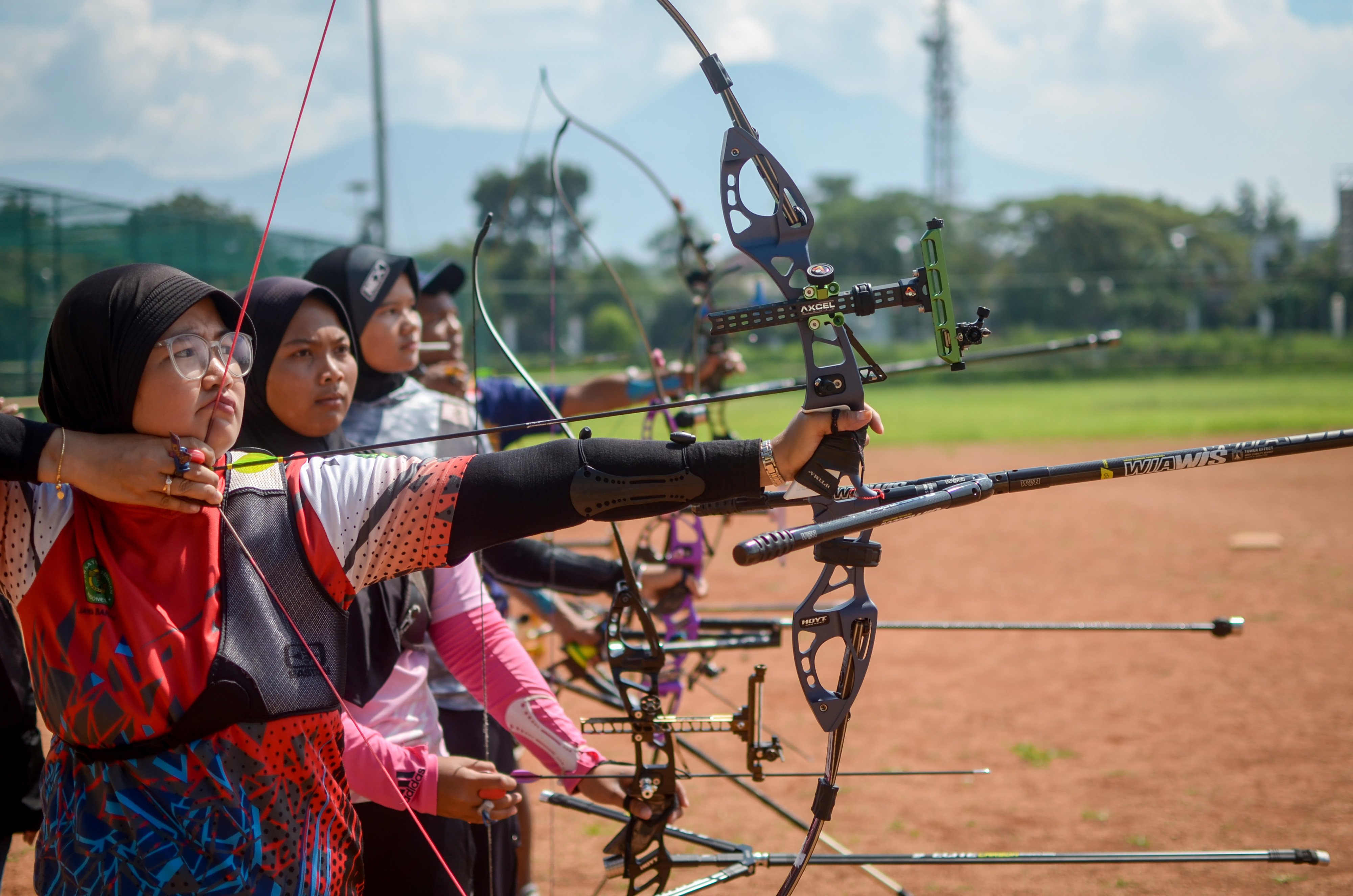  Sejumlah atlet panahan Jawa Barat menjalani sesi latihan di Arcamanik Sport Center, Bandung (12/2/2020)