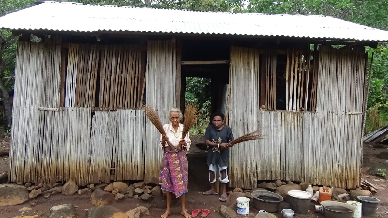 Nenen Lusia Letek Koten, 80, bersama anaknya yang difabel tidak pernah mendapat bantuan pemerintah.