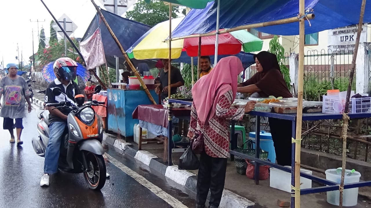 Para penjual takjil di Larantuka