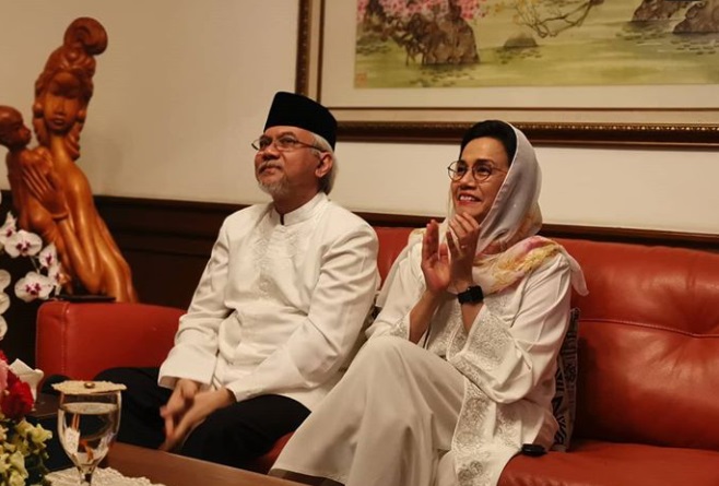 Menteri Keuangan Sri Mulyani dan sang suami saat melakukan halalbihalal virtual.