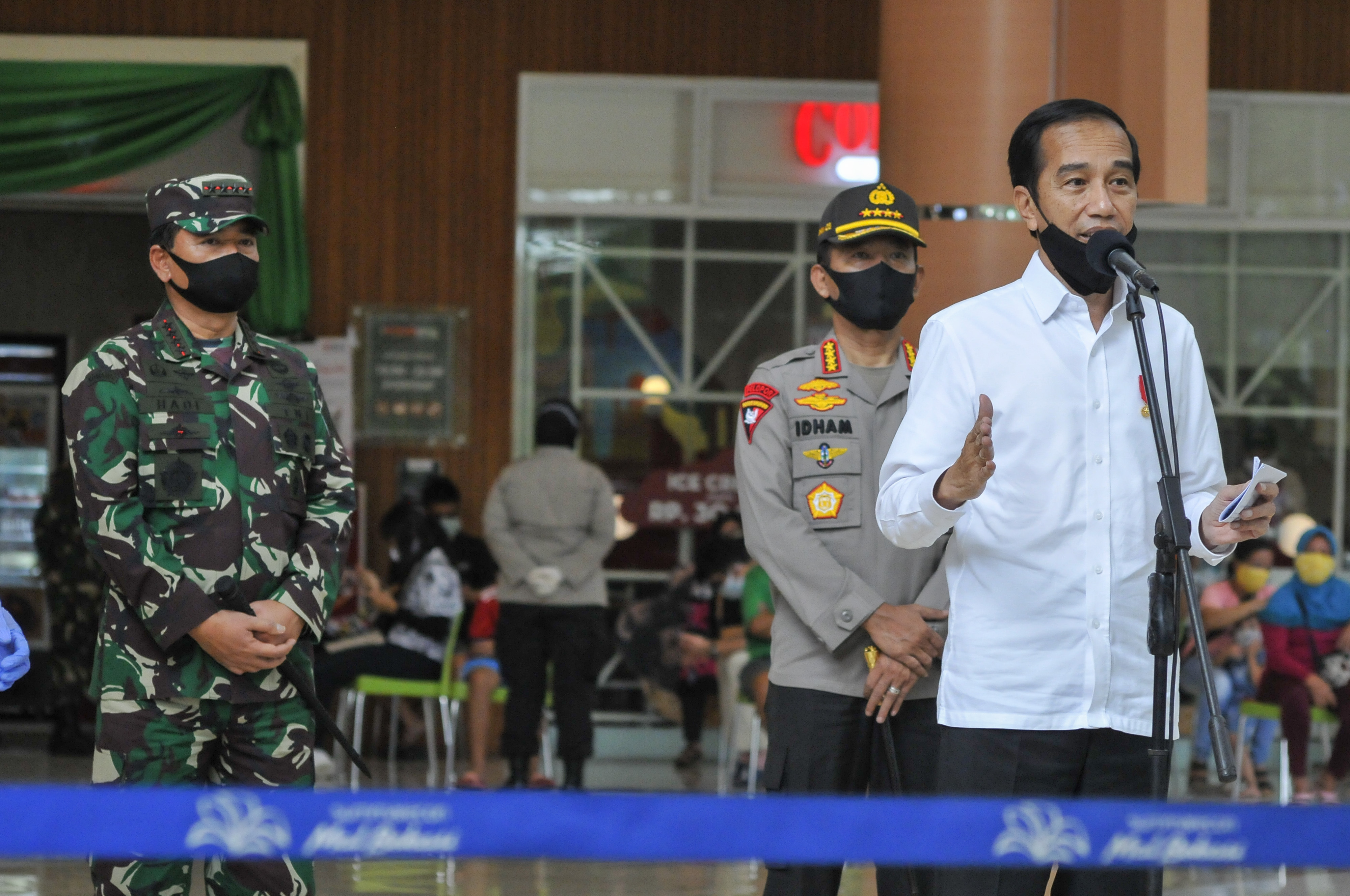 Presiden Joko Widodo (kanan) memberikan keterangan usai meninjau salah satu pusat perbelanjaan, di Bekasi, Jawa Barat, Selasa (26/5/2020).