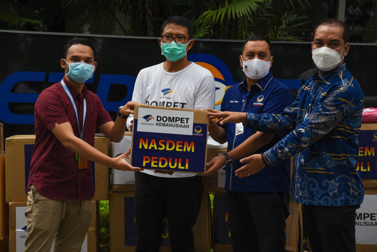 Partai NasDem menyerahkan bantuan alat kesehatan kepada Dompet Kemanusiaan Media Group.