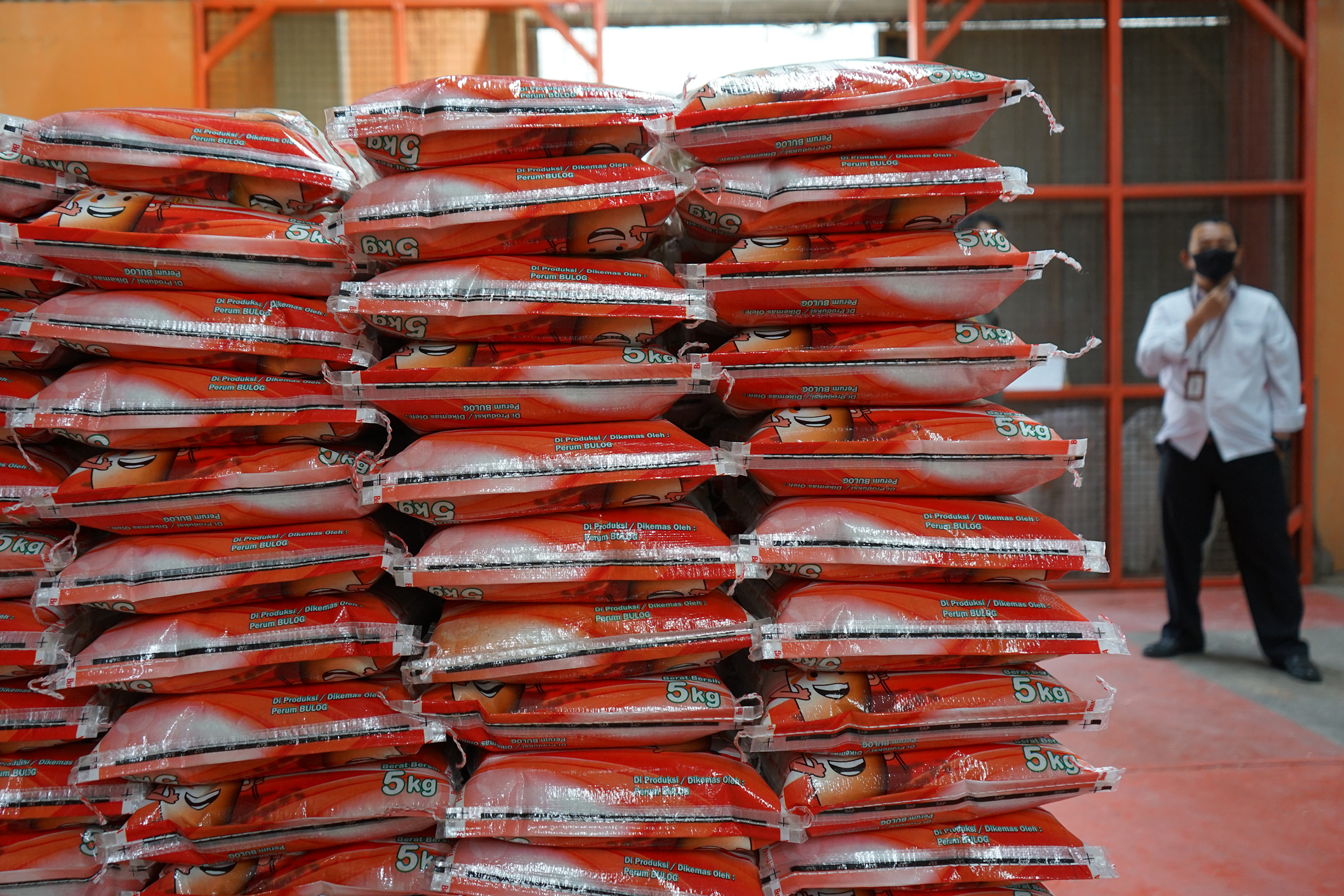 Beras yang disimpan di gudang Bulog