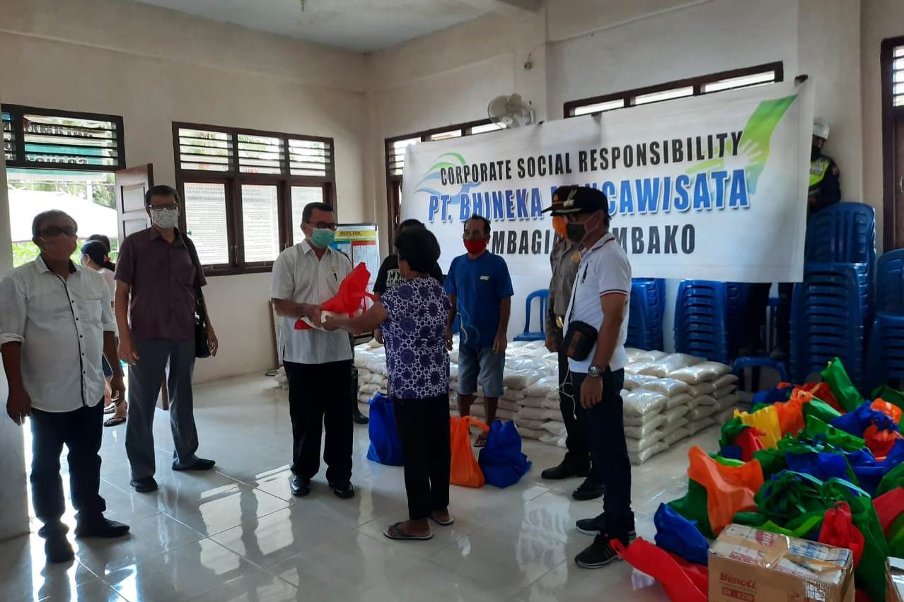 Pemberian bantuan oleh Fajar Paper