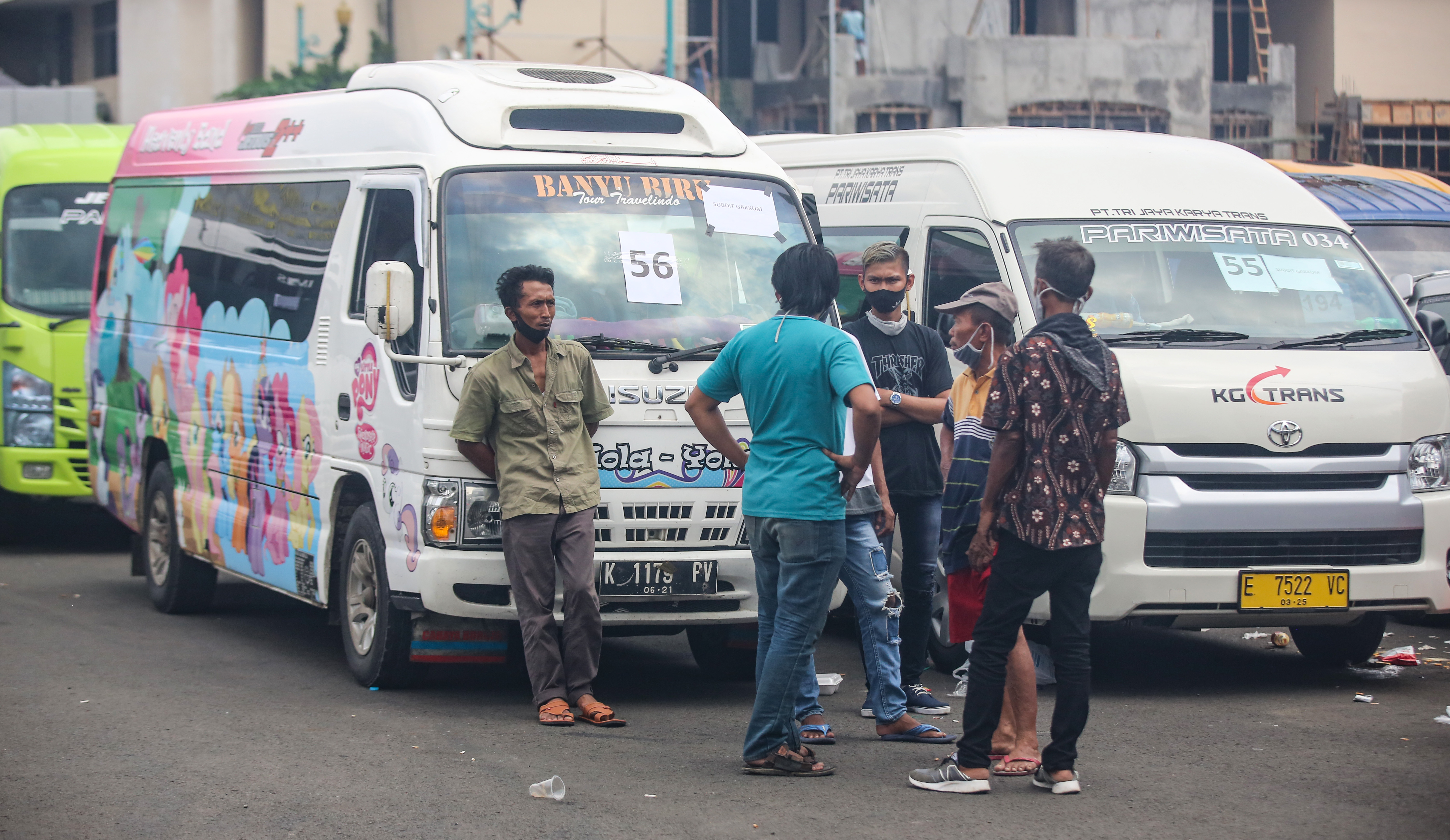 Awak travel yang terjaring polisi saat diberlakukan larangan mudik di halaman Polda Metro Jaya (11/5)