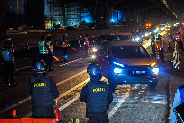 Penyekatan jalan cegah pemudik