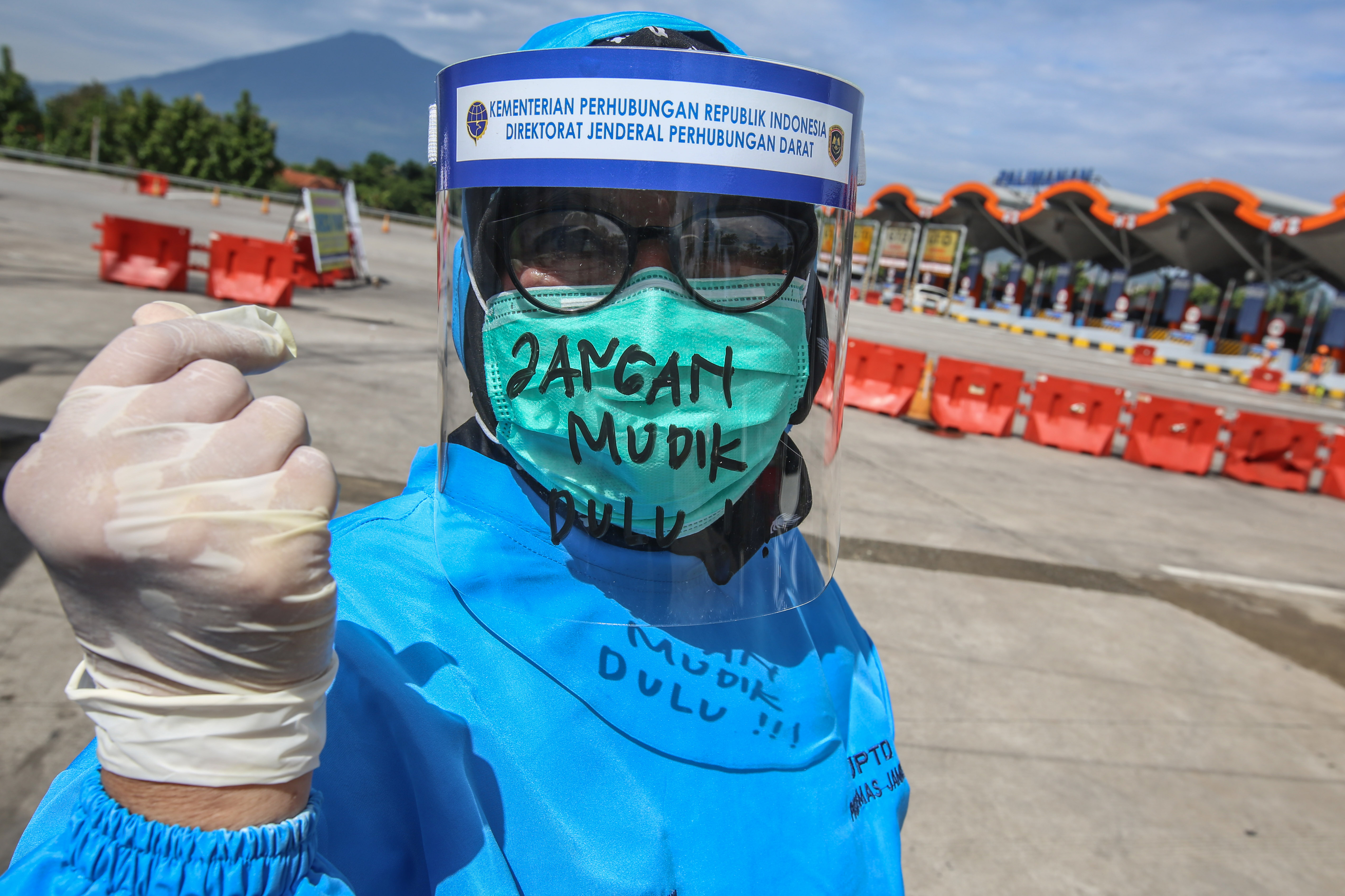 Ketua Umum Ikatan Dokter Indonesia (IDI), Daeng M Faqih menjabarkan syarat pokok penerapan new normal atau era normal baru.