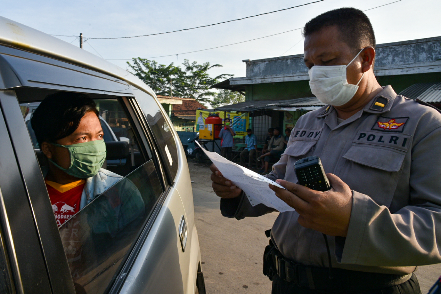 Petugas gabungan dari Polres Bekasi, TNI, dan Dishub melaksanakan pemeriksaan di Pospam Perbatasan Kedung Waringin-Karawang