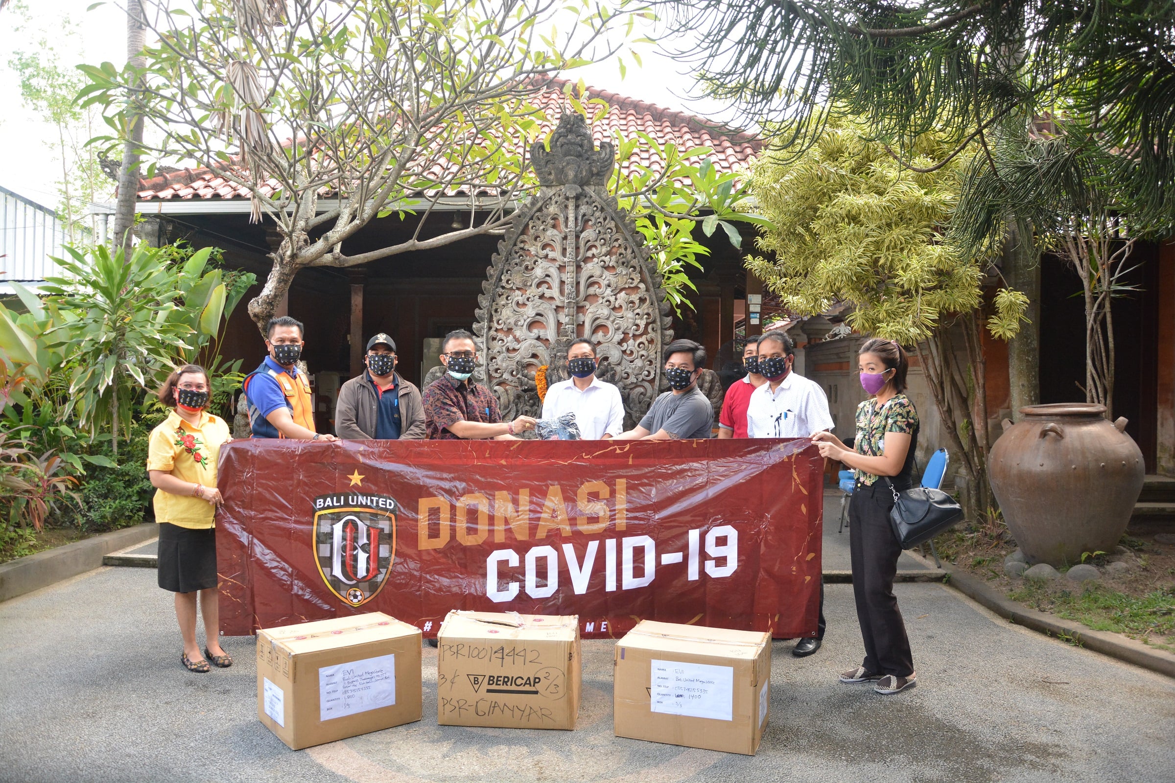 General Coordinator Bali United, Richie Kurniawan menyerahkan bantuan masker non medis yang diterima Walikota Denpasar, IB Rai Dharmawijaya