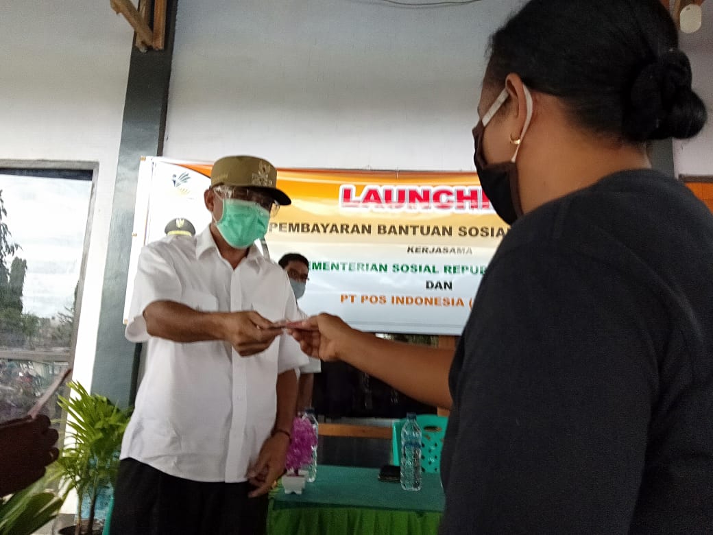 Bupati Lembata, Eliazer Yentji Sunur saat meluncurkan bantuan sosial tunai tahap pertama, Kamis (21/5/2020)