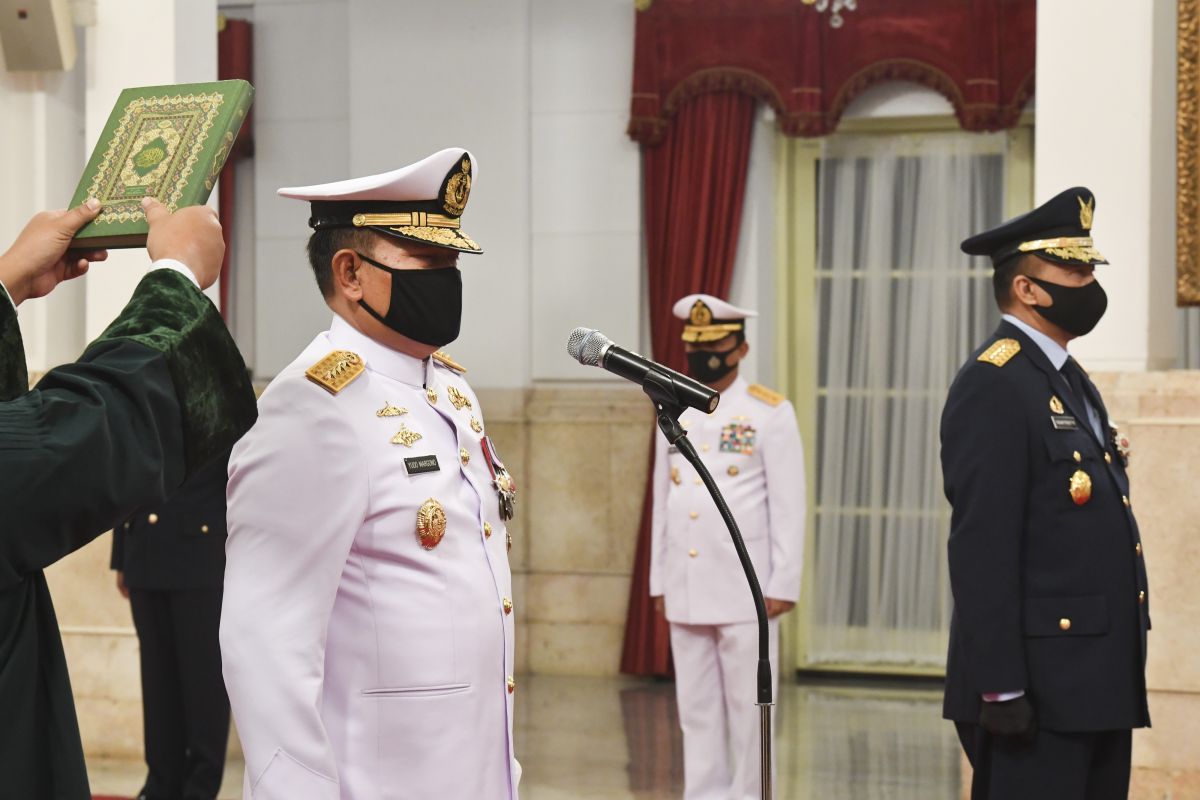 Laksamana Yudo Margono (kiri) dan Marsekal Fadjar Prasetyo saat dilantik menjadi KSAL dan KSAU, di Istana Negara, Rabu (20/5).