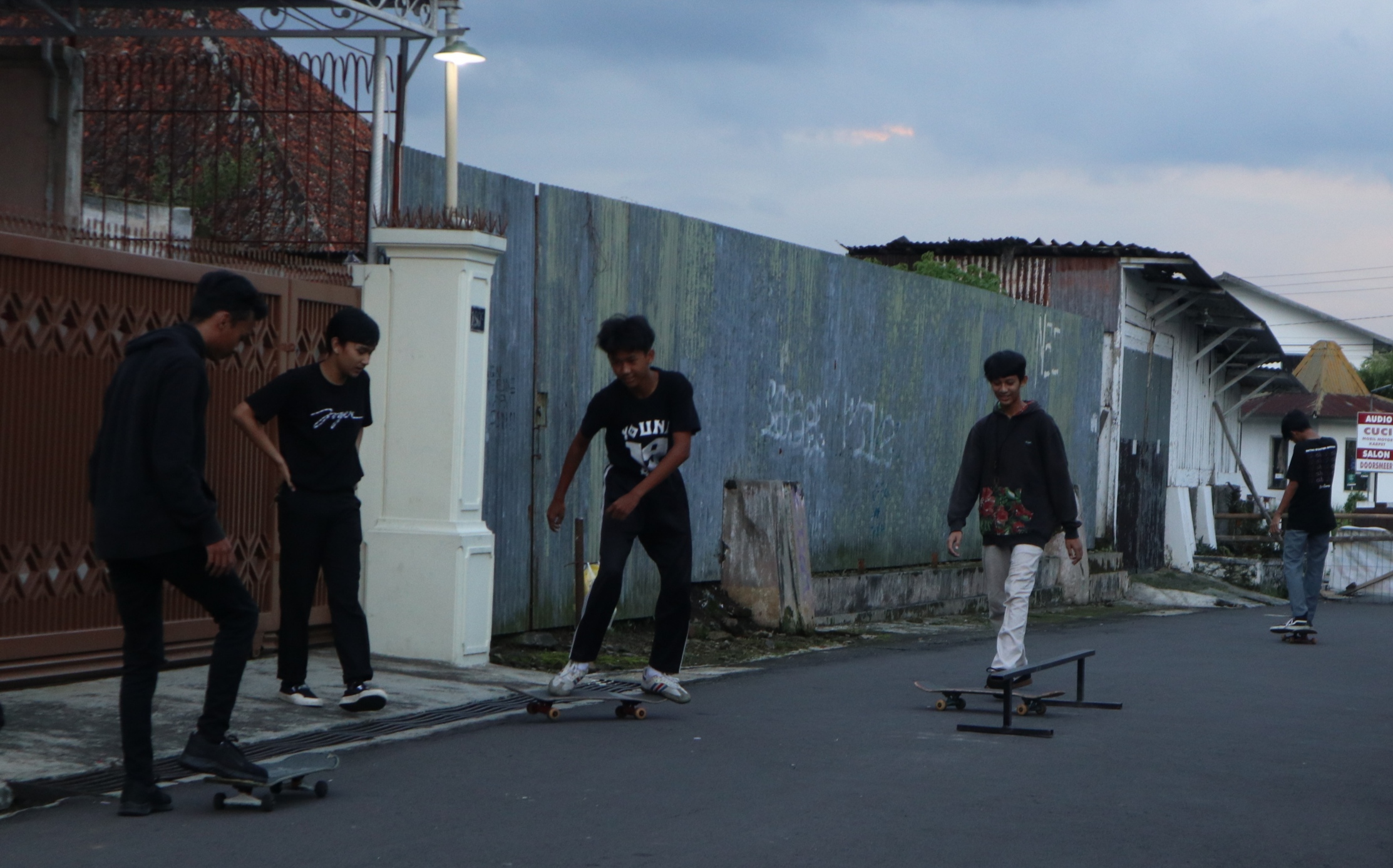 Remaja pecinta skateboard tergabung dalam Panili Street Crew (PSC) Temanggung bermain skateboard di jalan umum. 