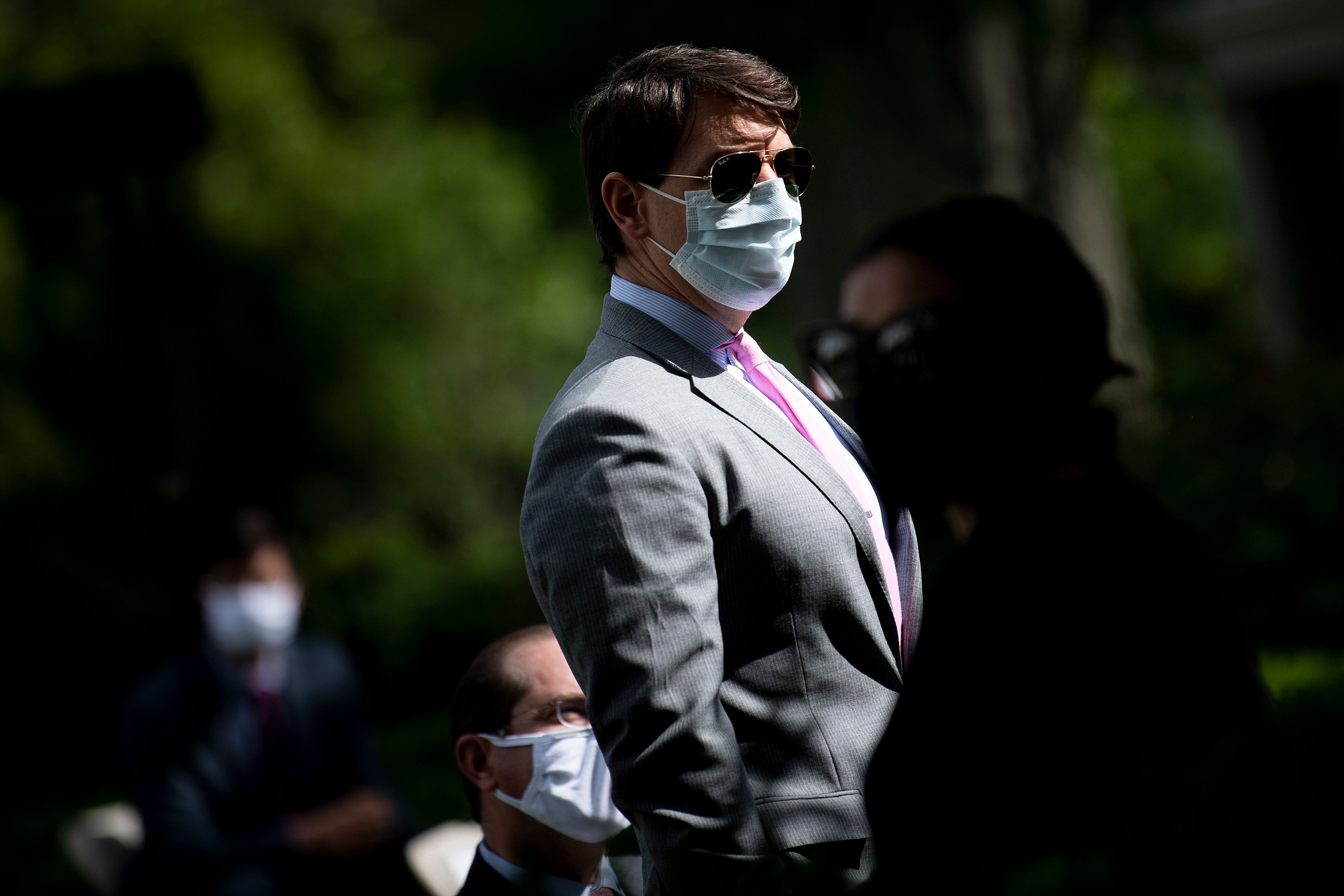 Wakil Sekretaris Utama Gedung Putih Hogan Gidley (menggunakan masker) menunggu Presiden AS Donald Trump untuk konferensi pers, Senin (11/5)
