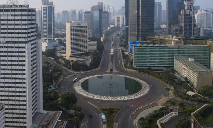 Suasana sepi di kawasan BUndaran HI, Jakarta, Minggu (29/3).