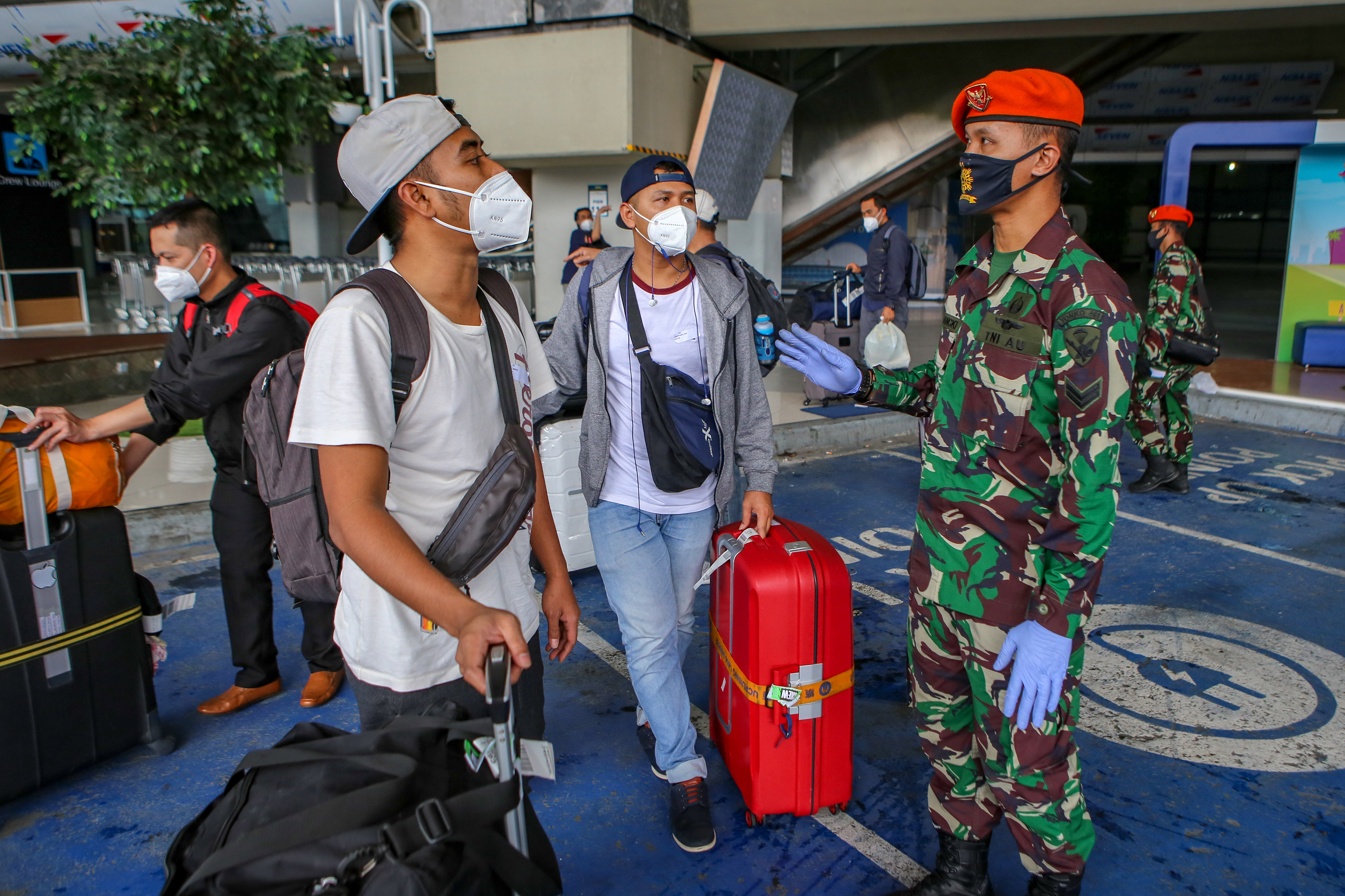 Sejumlah WNI yang menjadi anak buah kapal Royal Caribbean tiba di Terminal 3 Bandara Soekarno Hatta, Tangerang, Banten, Rabu (13/5/2020).