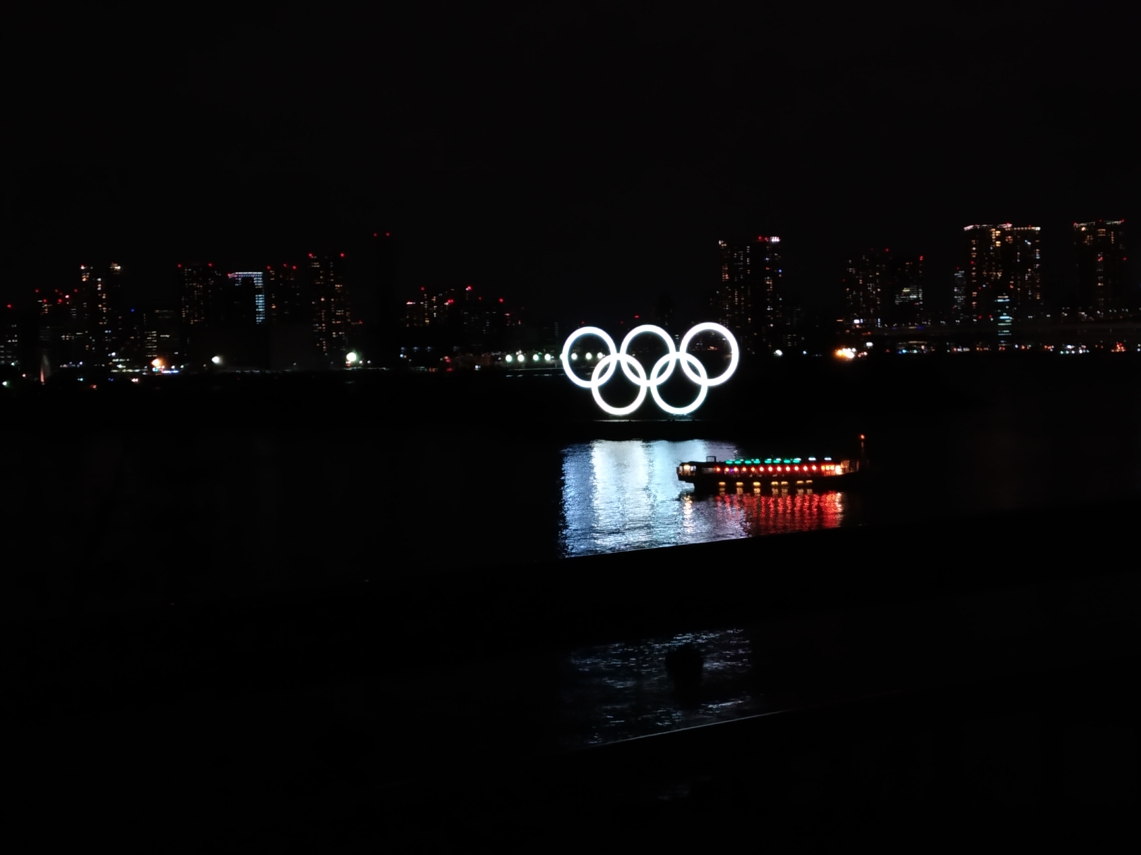  Cincin Olimpiade berdiri di perarian Taman Laut Odaiba, Tokyo, Jepang