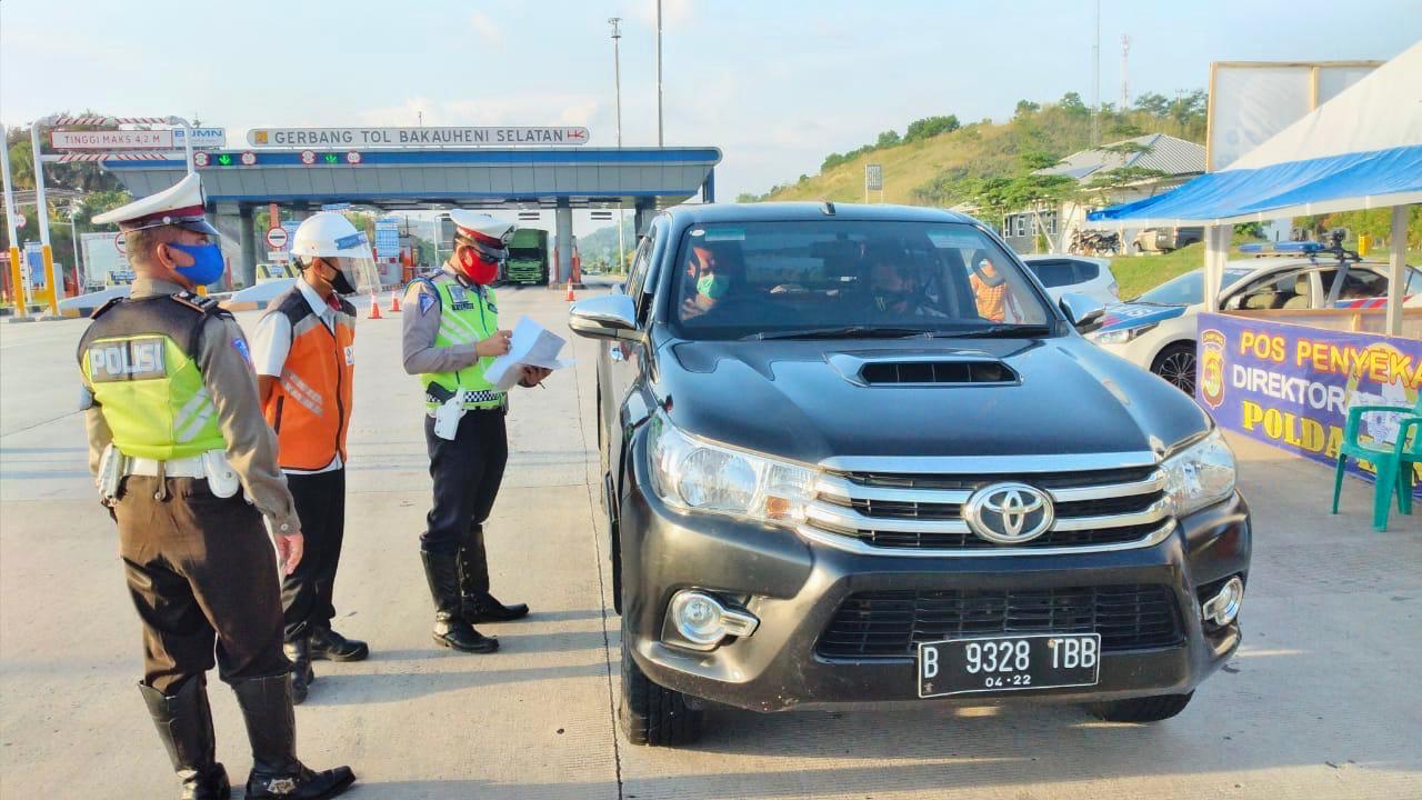 Pengendara diperiksa saat memasuki pintu tol Bakauheni Selatan, Sabtu (23/5/2020)