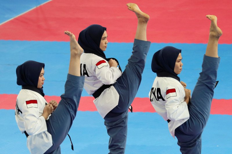 Atlet taekwondo asal Indonesia Rosmaniar Defia, Putri Rachmania dan Ruhil tampil dalam babak final taekwondo kategori poomsae perempuan.