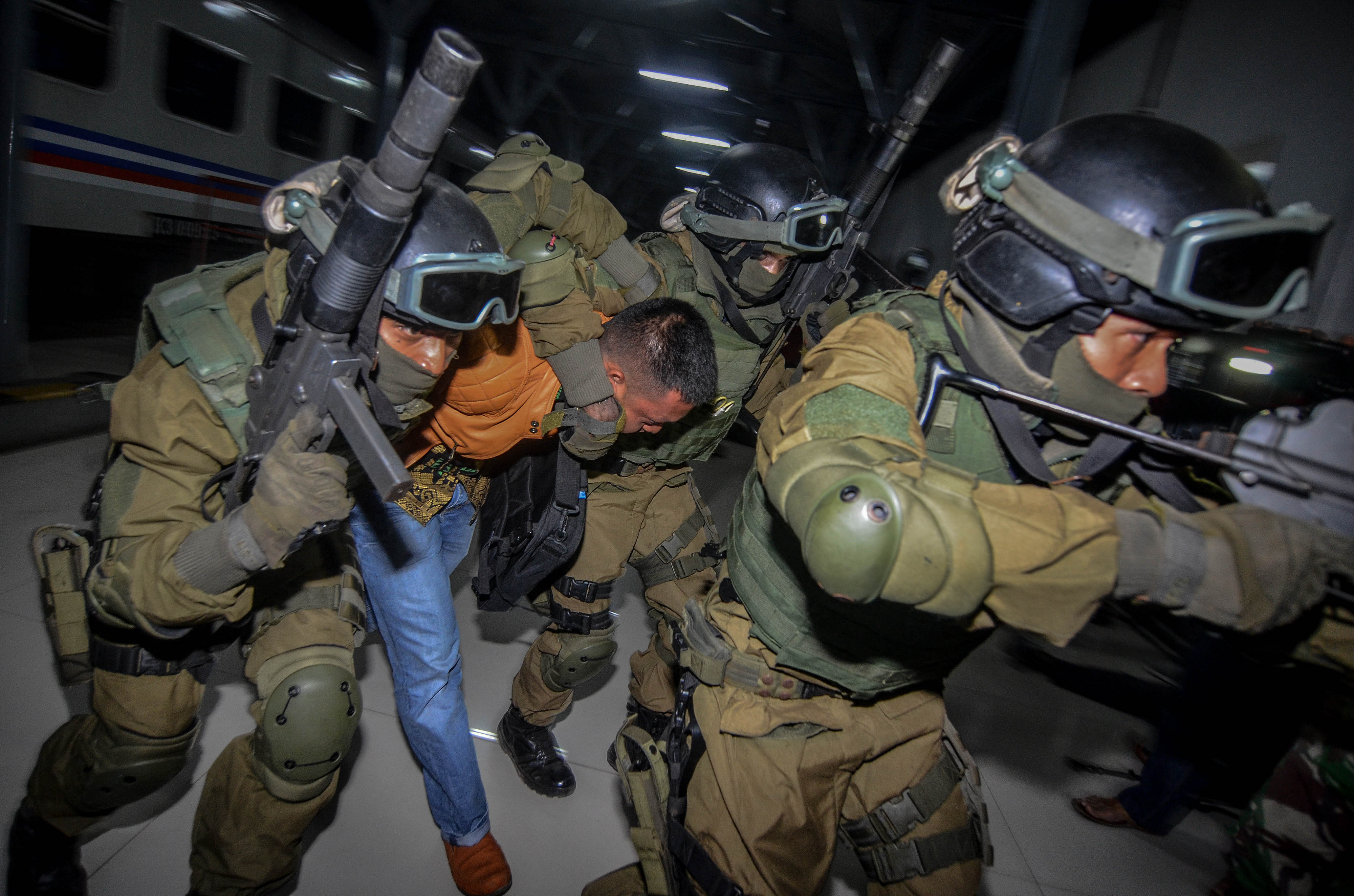 Personel Penanggulangan Terorisme Batalyon Infanteri Raider 323/Buaya Putih Kostrad TNI-AD saat simulasi antiteror, beberapa waktu lalu.