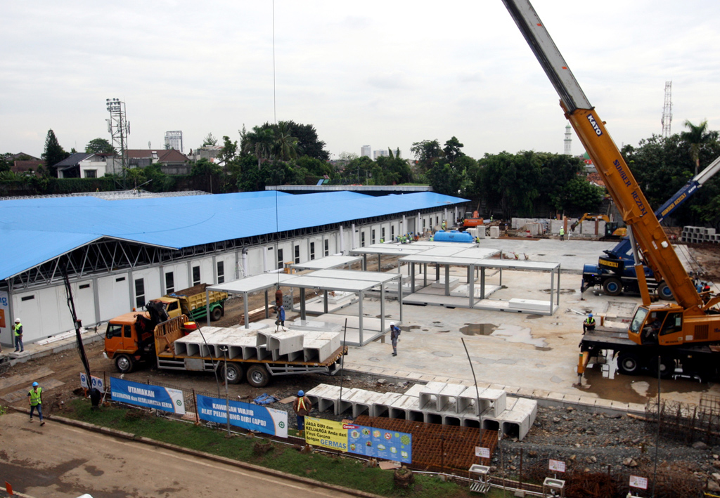 Pekerja menyelesaikan pembangunan rumah sakit darurat covid-19 milik Pertamina.
