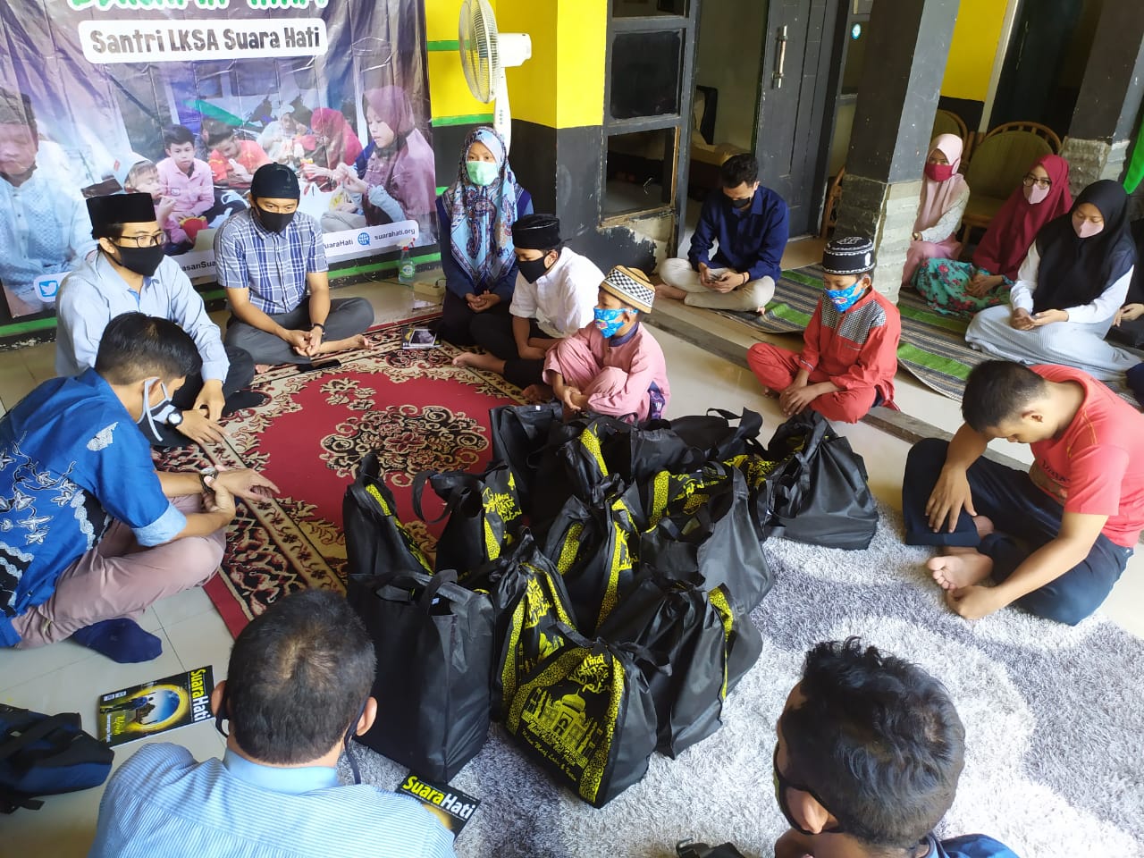 PWI Sidoarjo Bagikan Sembako ke Panti Asuhan