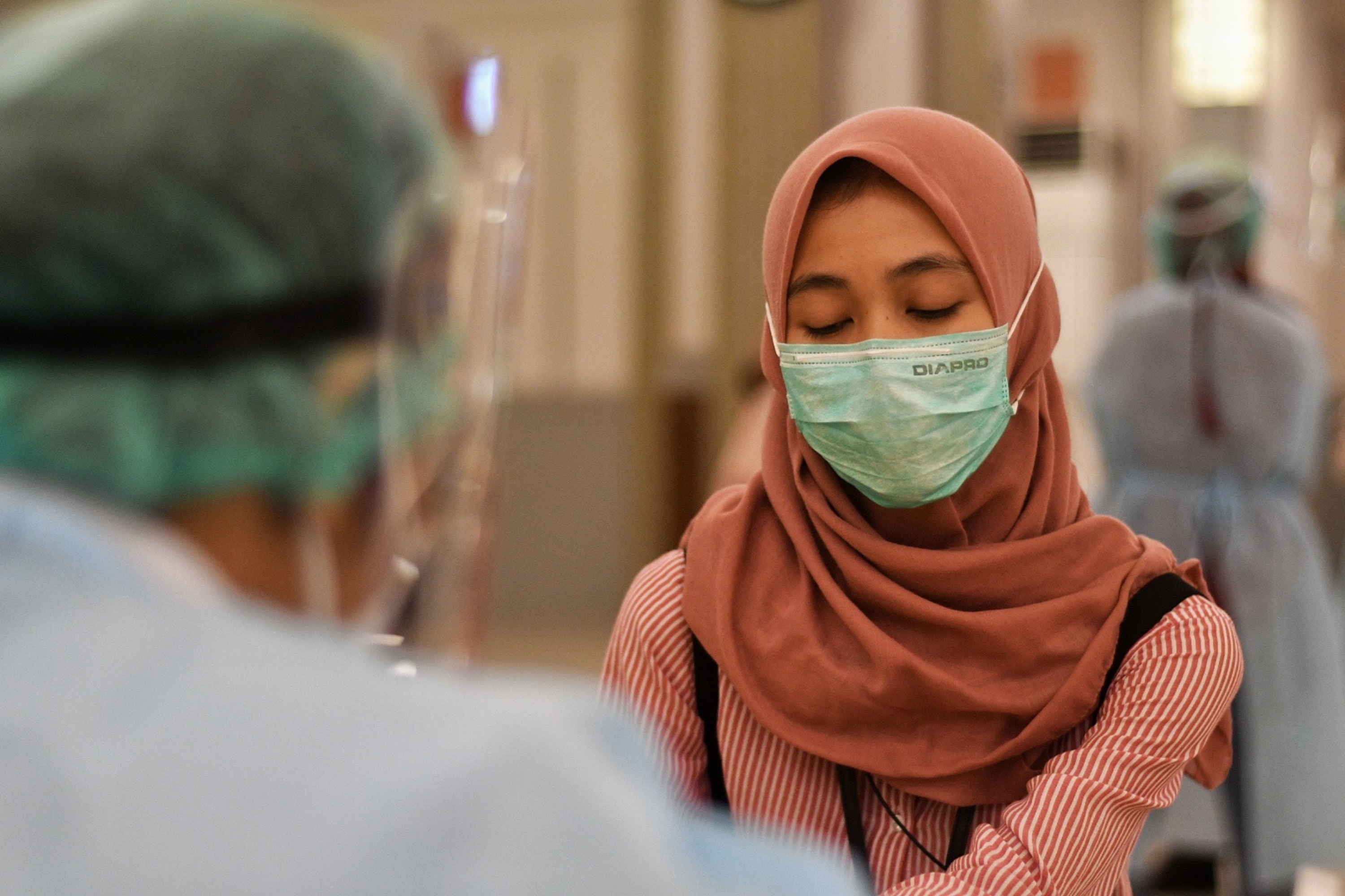 Pekerja mengikuti rapid test covid-19 di Aula Serba Guna Kementerian Tenaga Kerja, Jakarta, Jumat (1/5). 
