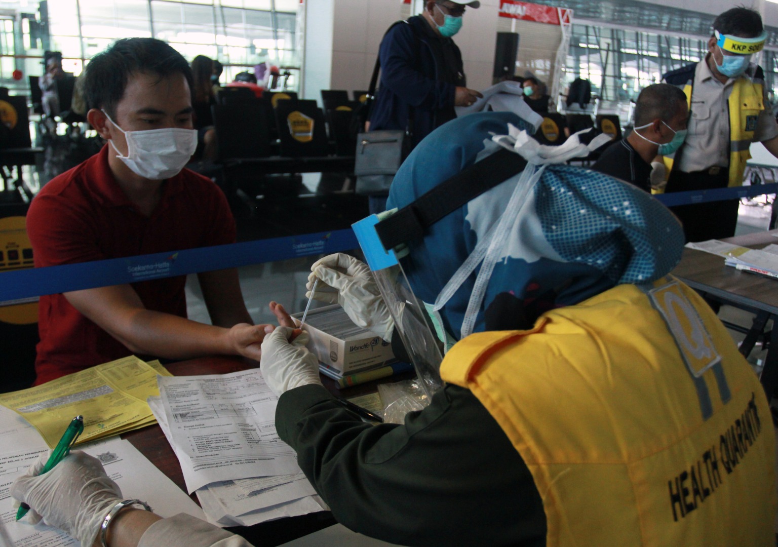 Petugas medis KKP melakukan rapid test di Bandara Soekarno-Hatta