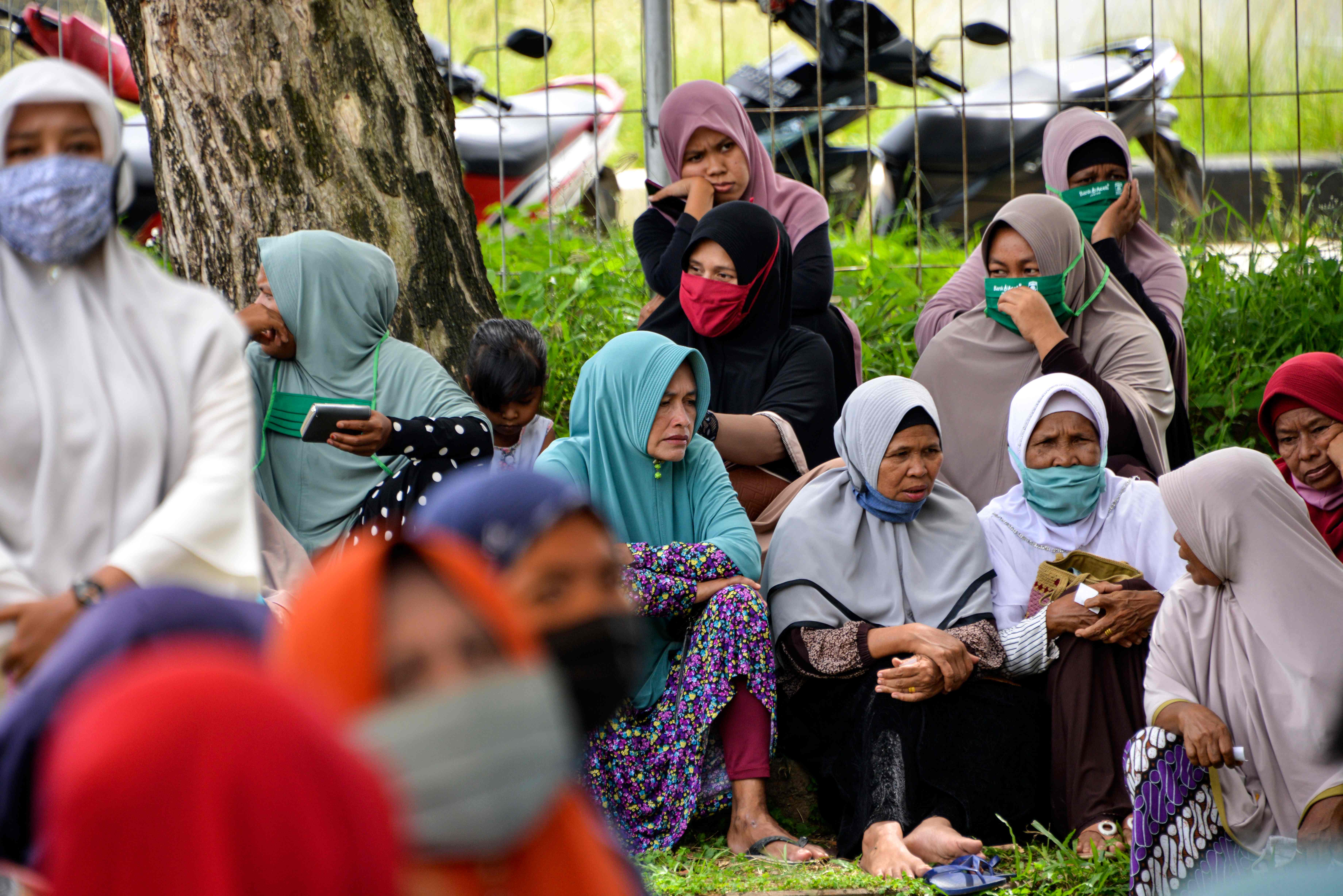Ilustrasi--warga menunggu bantuan sembako di Blang Bintang, Provinsi Aceh.