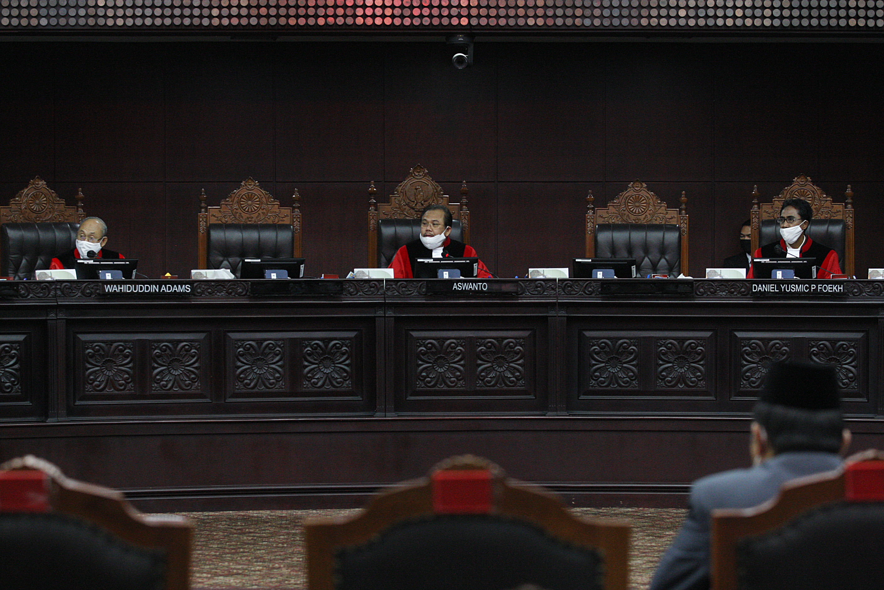 Hakim Konstitusi Aswanto (tengah) memimpin sidang permohonan uji materiil Perppu 1/2020, Kamis (14/5).